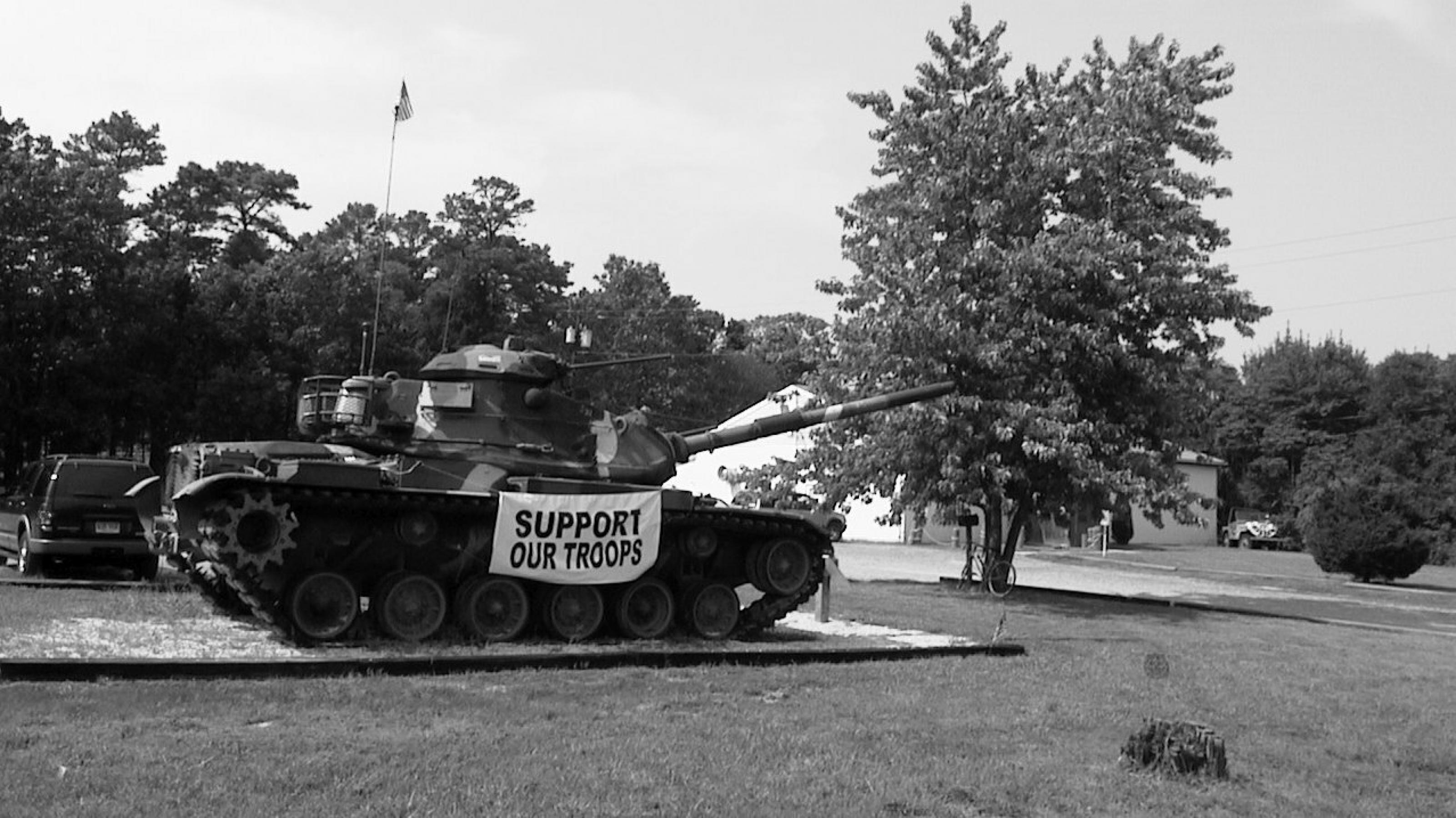 Panzer am Straßenrand mit der Aufschrift „Support our Troops“.