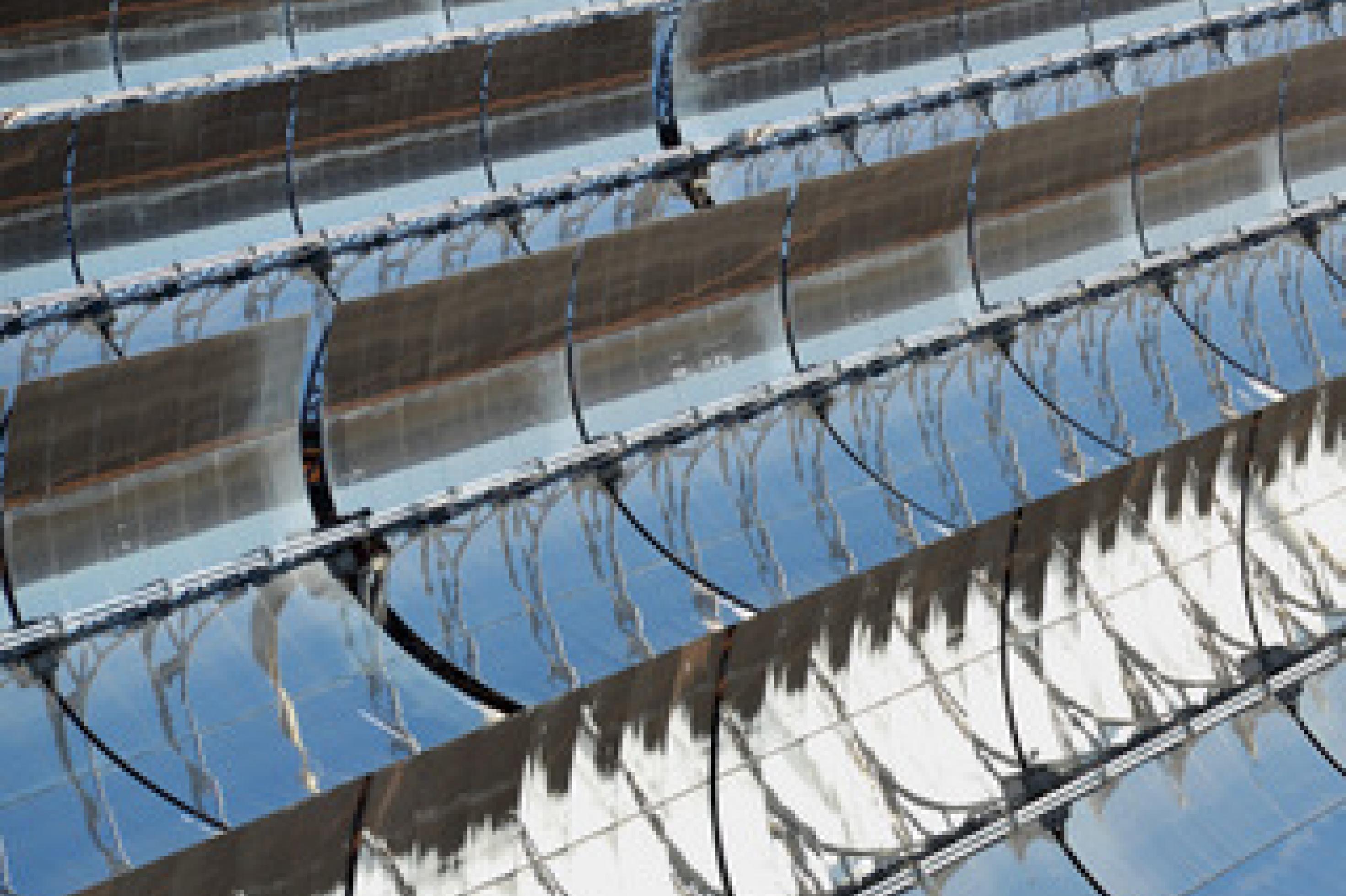 Das Bild zeigt ein Parabolrinnenkraftwerk