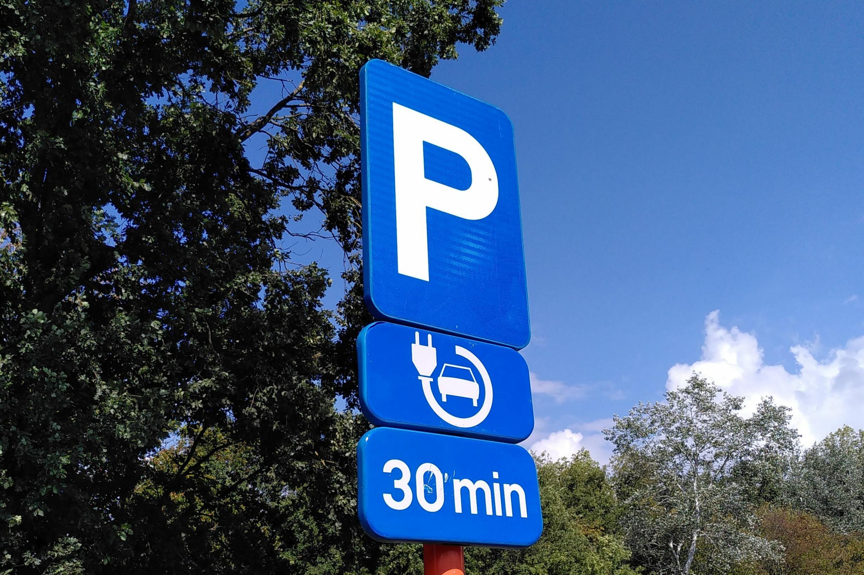 Ein Schild weist einen Parkplatz für Elektroautos aus.