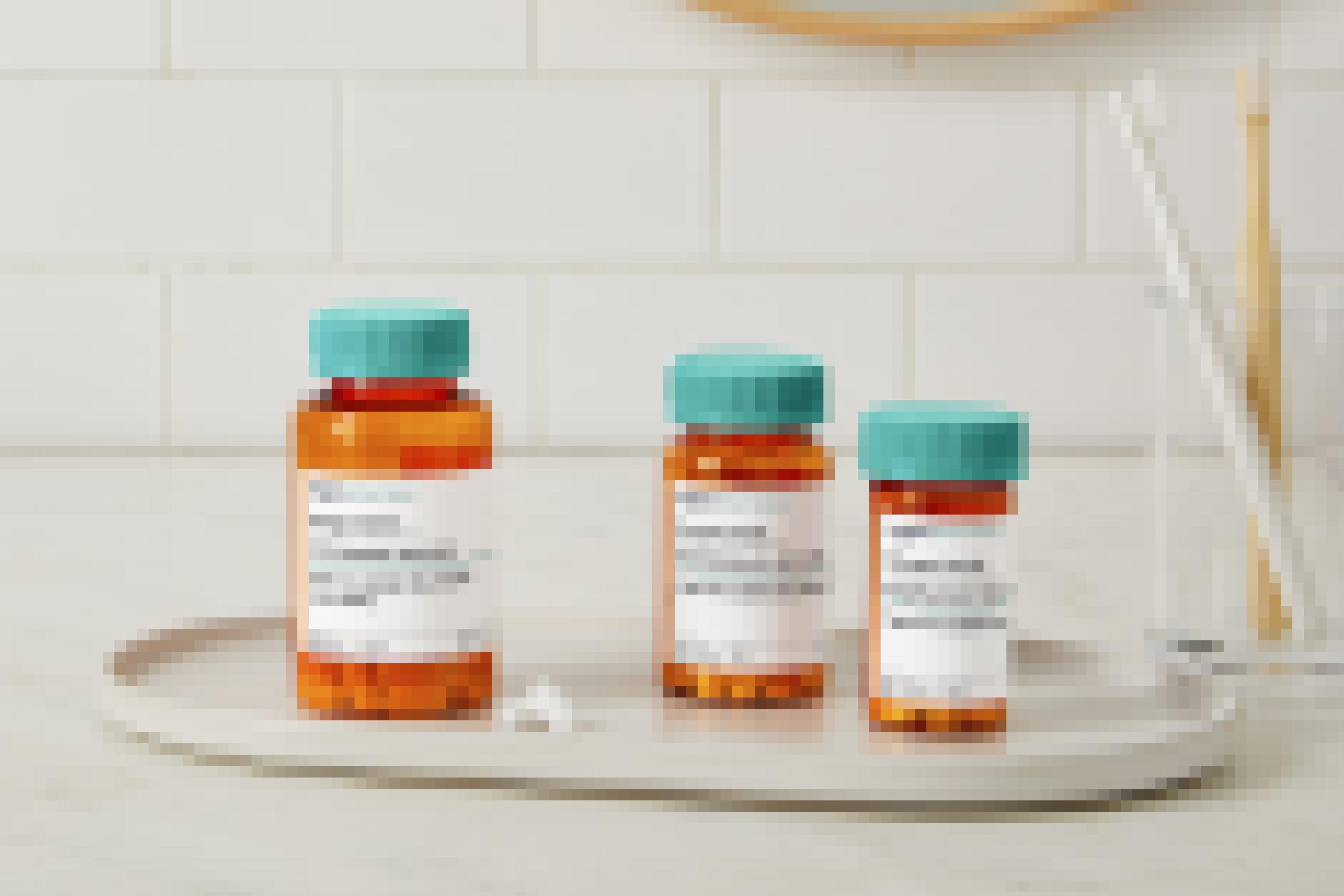 Medikamentenfläschchen mit Namen und täglicher Dosis. Amazon Pharmacy versendet persönlich dosierte Arzneien.