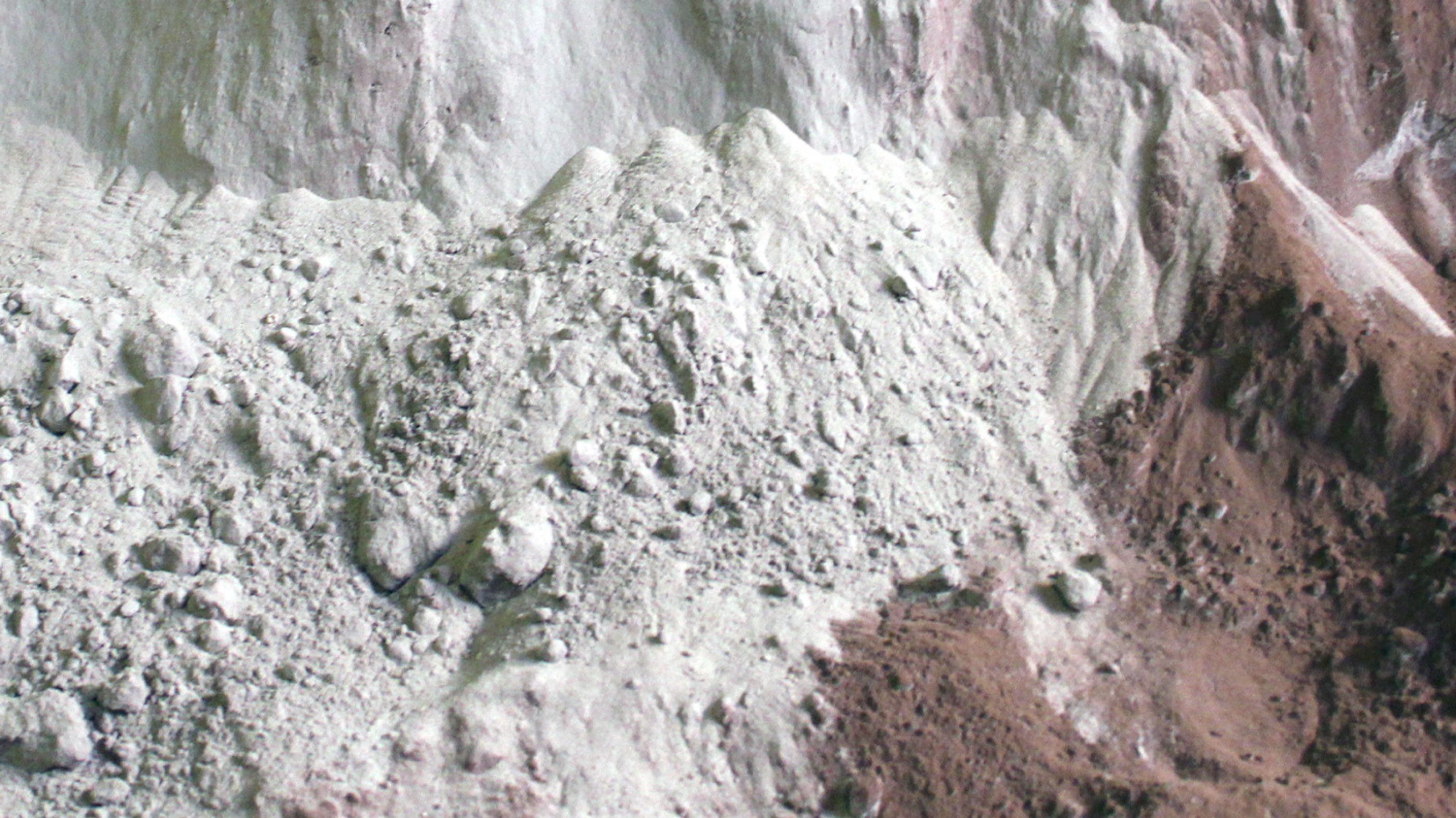 Weißgraues Phosphat-Gesteinsmehl in kleinen Haufen