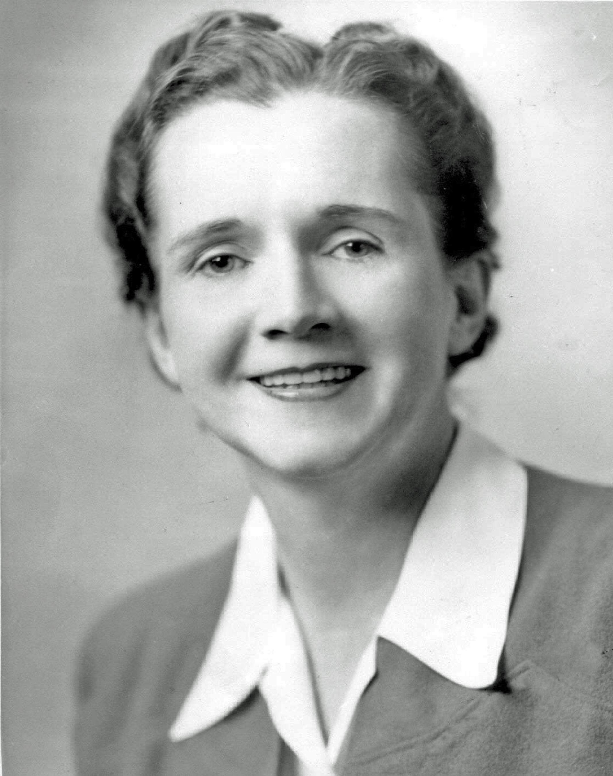 Eine Porträtaufnahme von Rachel Carson in jungen Jahren.