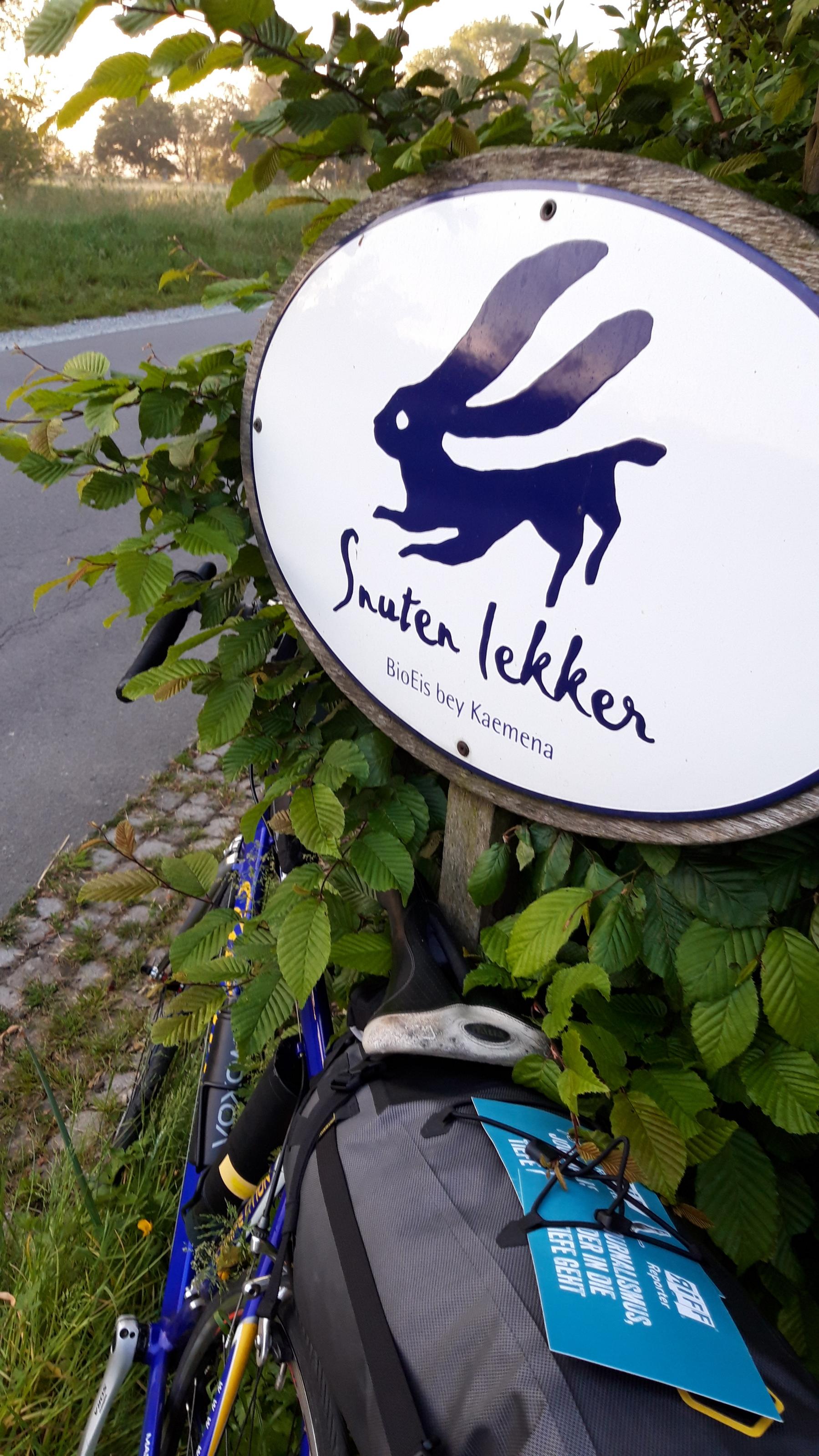Das Rennrad des Autors lehnt am Schild mit dem Hasen-Logo des Biohofs Kaemena im nördlichen Landesteil von Bremen.