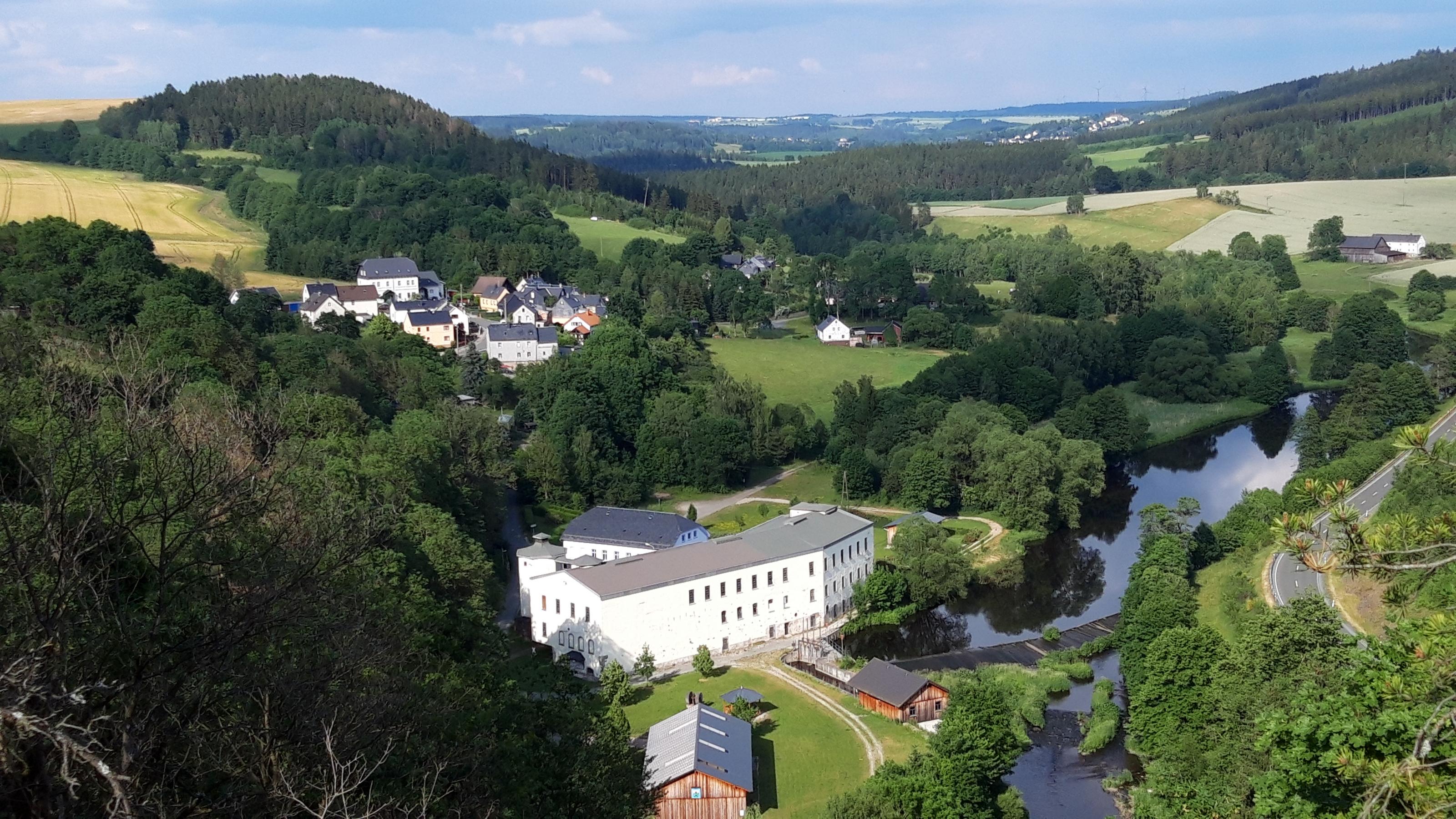 Einblick ins Saaletal von der Bastei Blankenbergs aus.