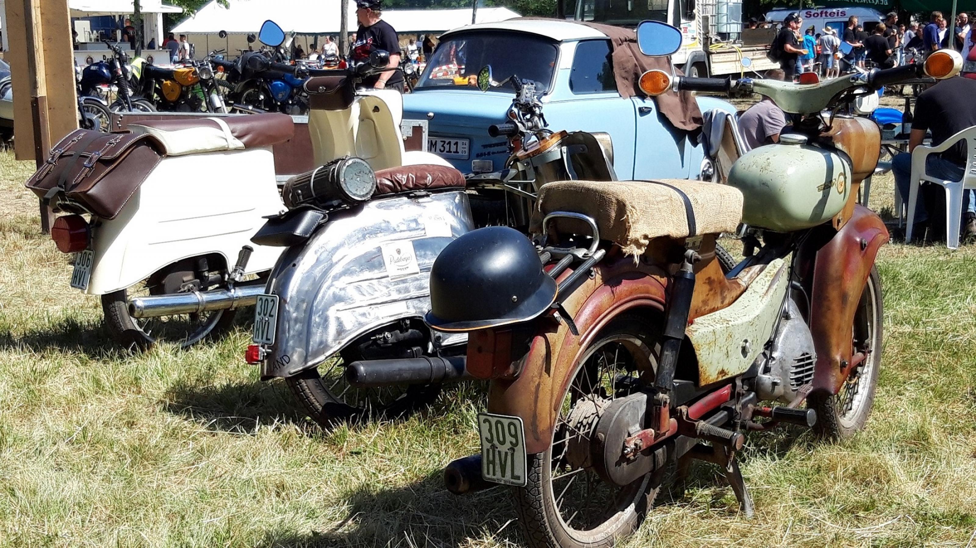 3 Motorräder in der Ansicht von schräg hinten