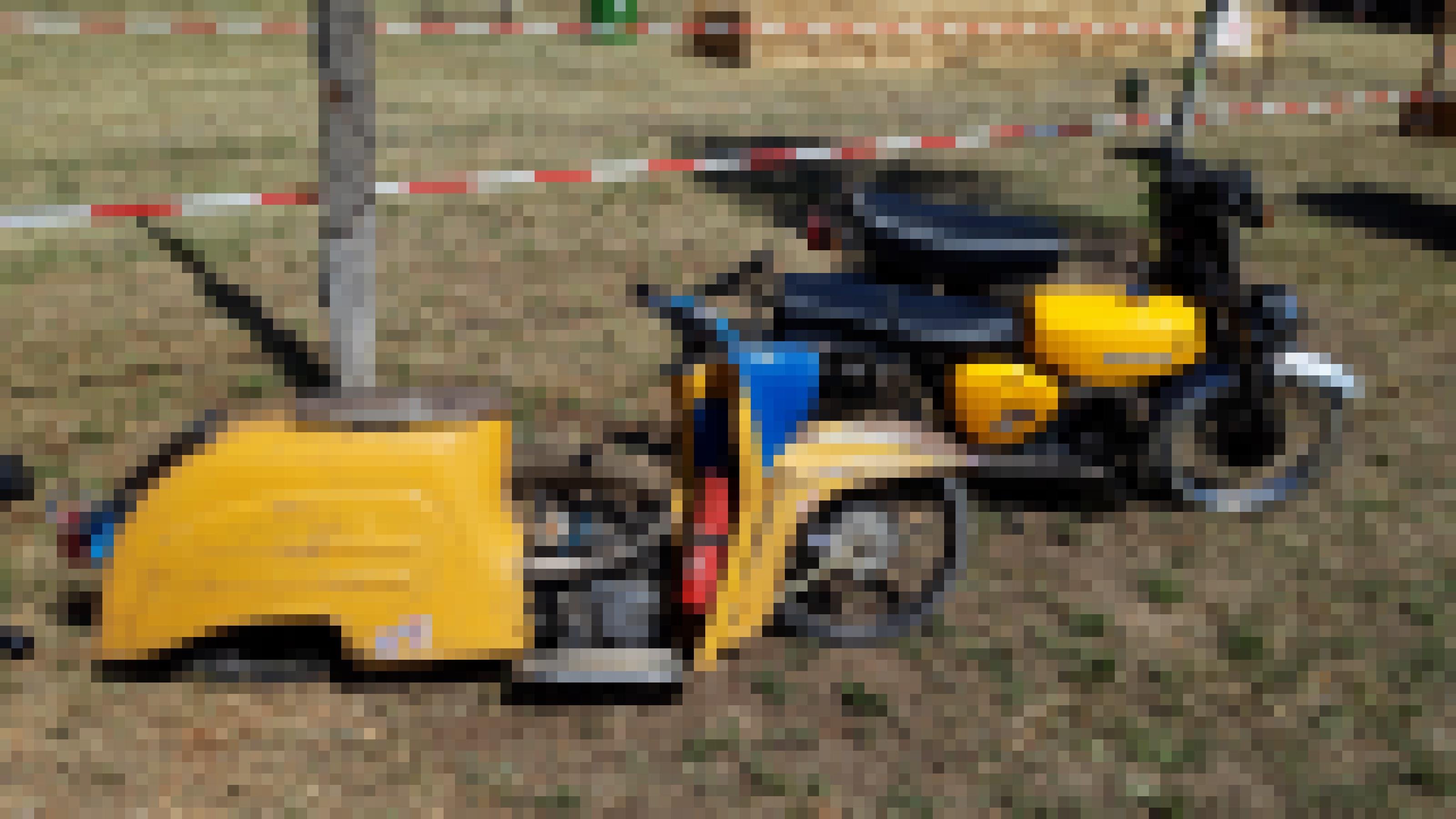 Einem gelben Moped fehlt das Hinterrad