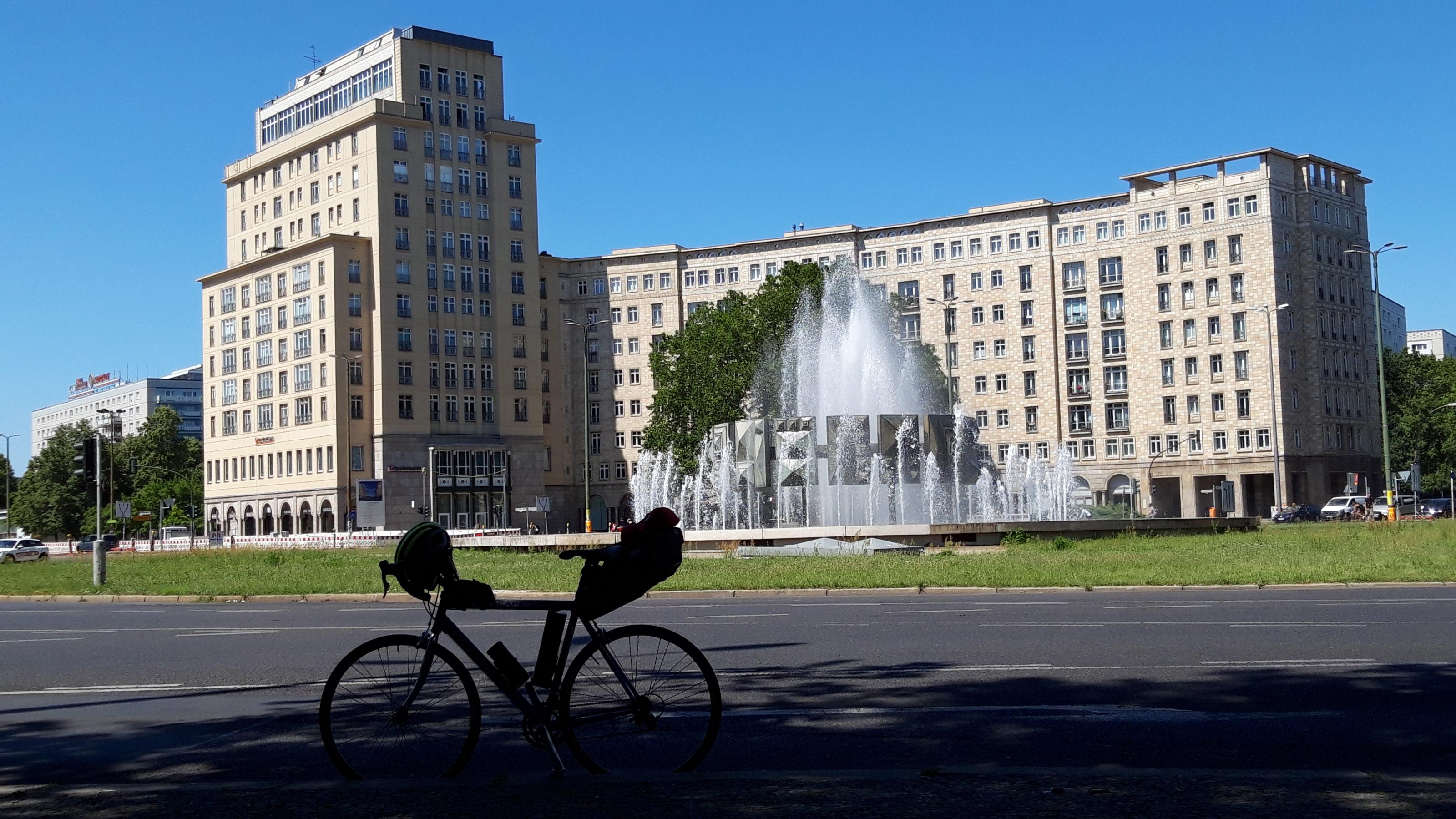 Springbrunnen vor brutalistischer Architektur.