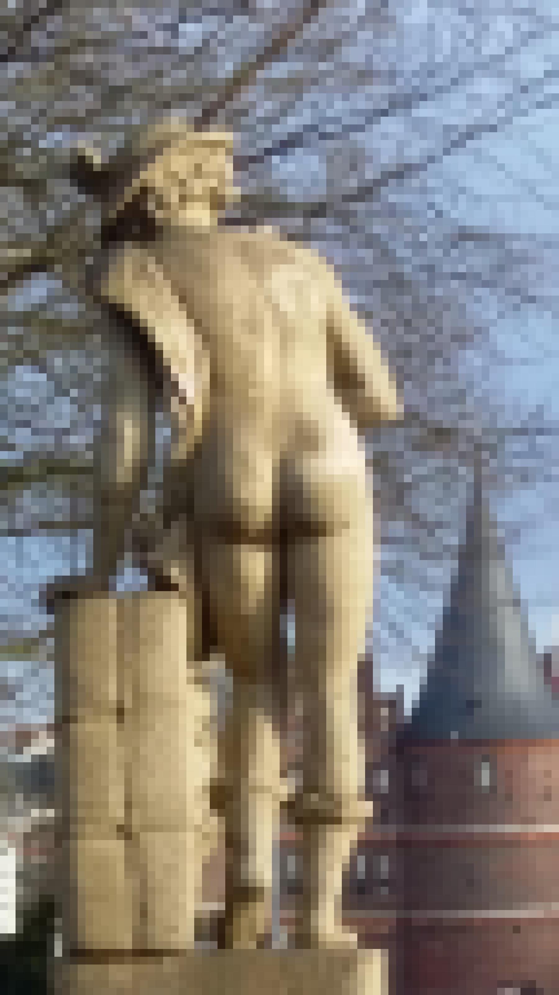 Der „Merkur“ auf der Lübecker Puppenbrücke, im Hintergrund das Holstentor.