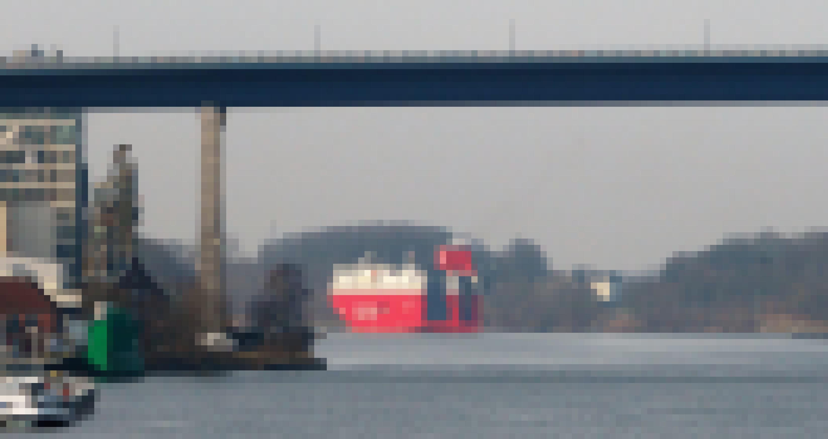 Ein Autotransporter auf dem Nordostseekanal, wischen Wik und Herrenhaus Knoop.