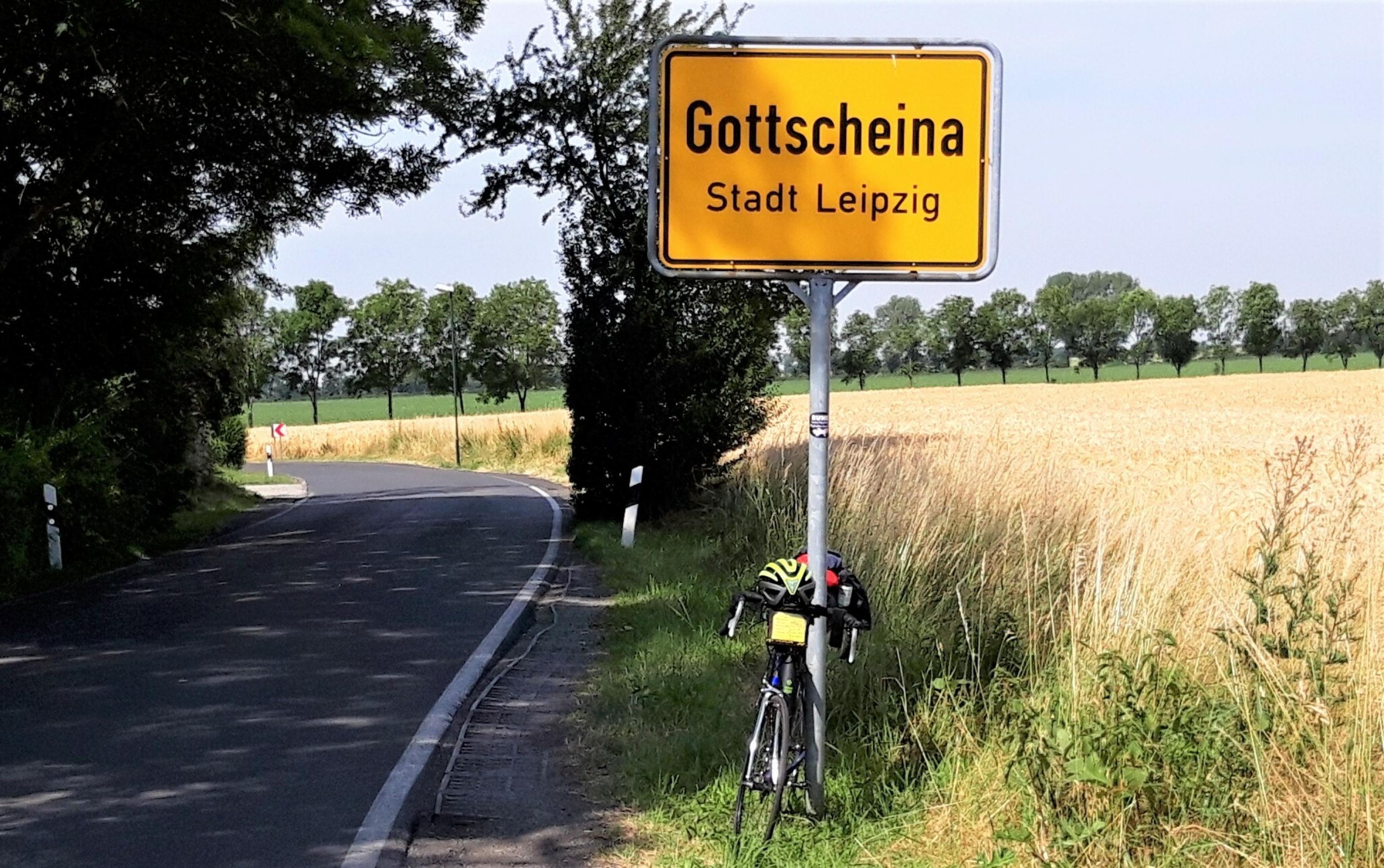 Das Rad des Autors lehnt am Ortsschild von Gottscheina, Stadt Leipzig