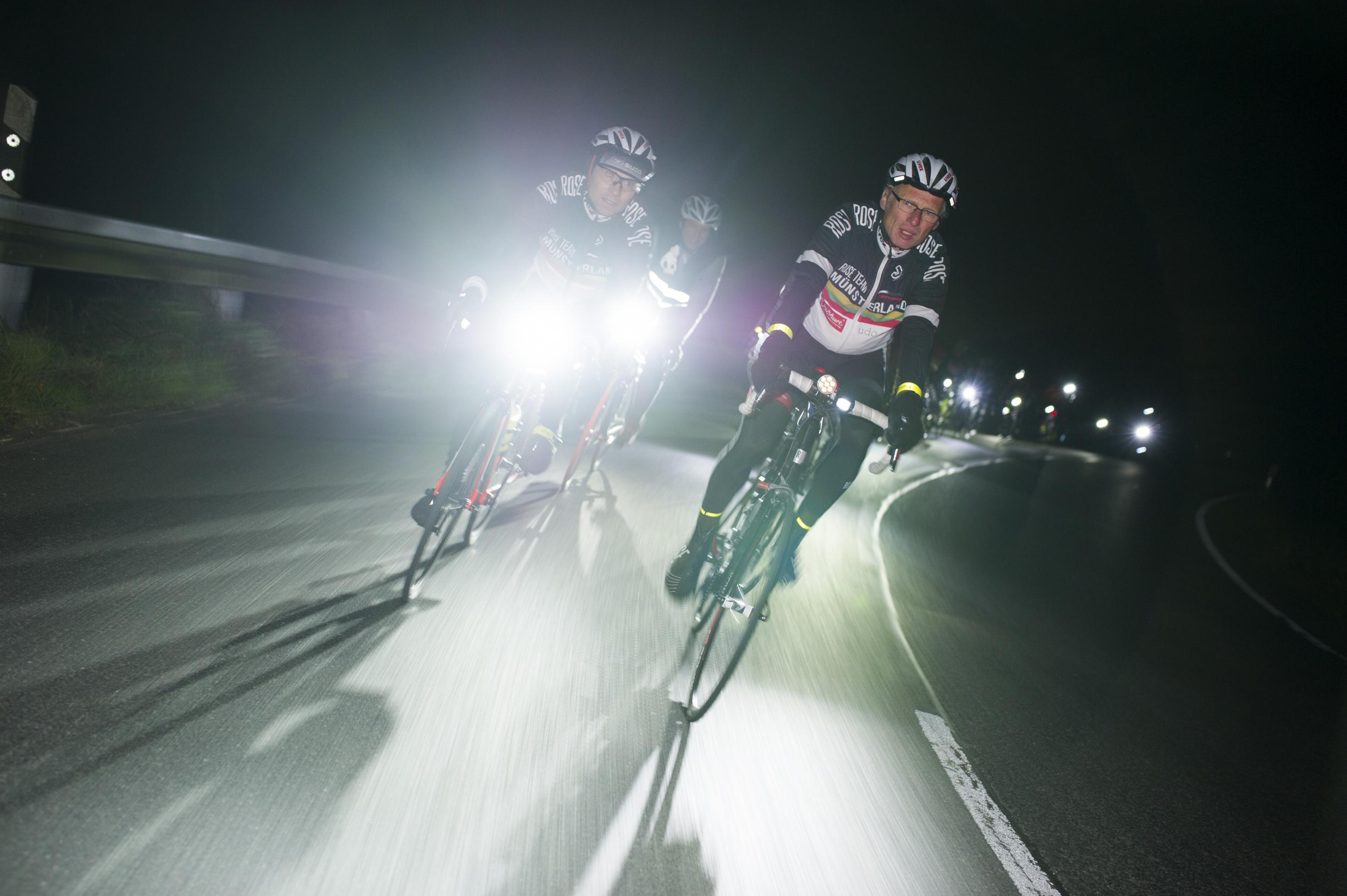 Frontalaufnahme von drei Radfahrern auf der Straße.