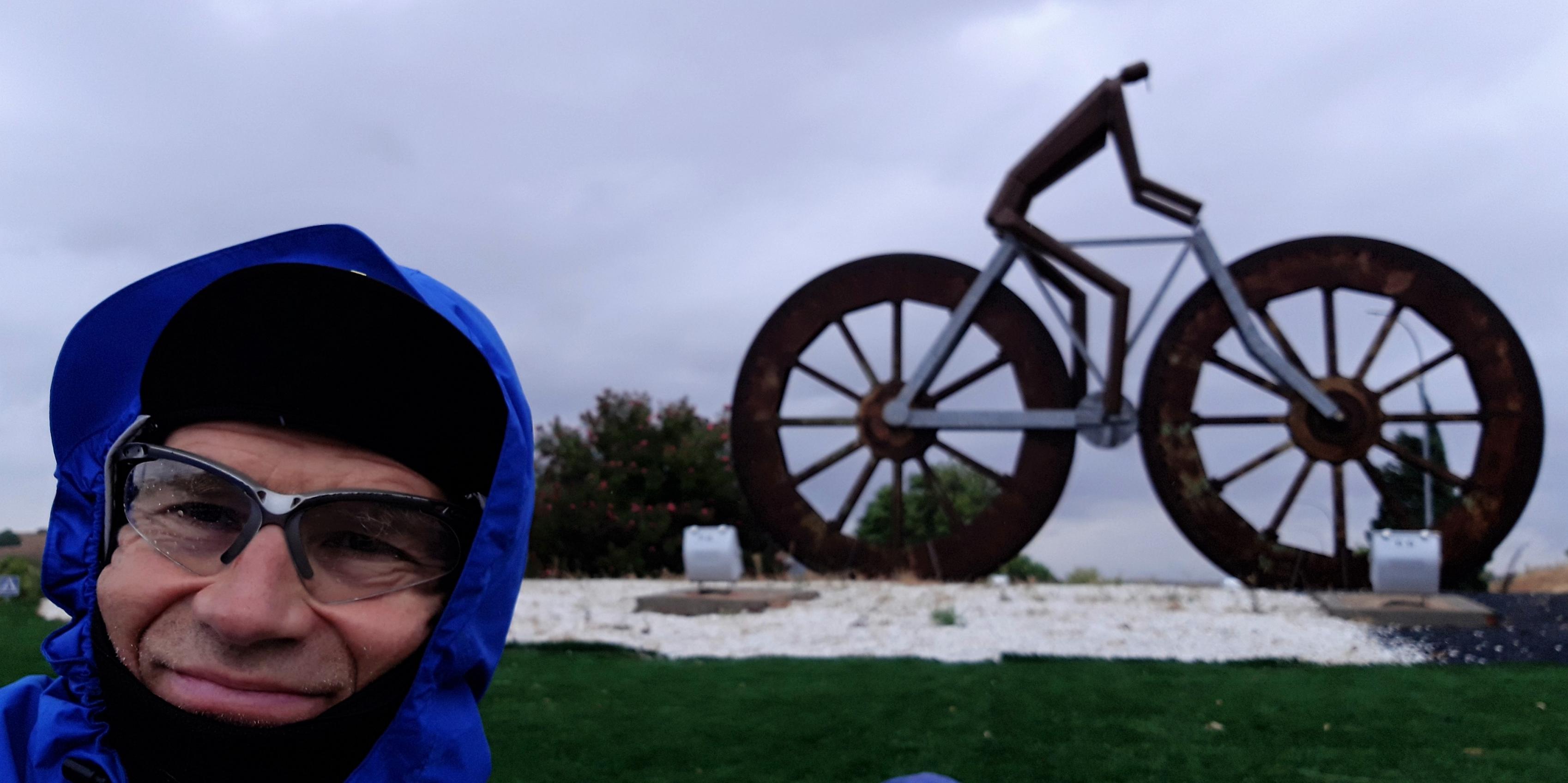 Der Autor vor einem Rennradler-Monument