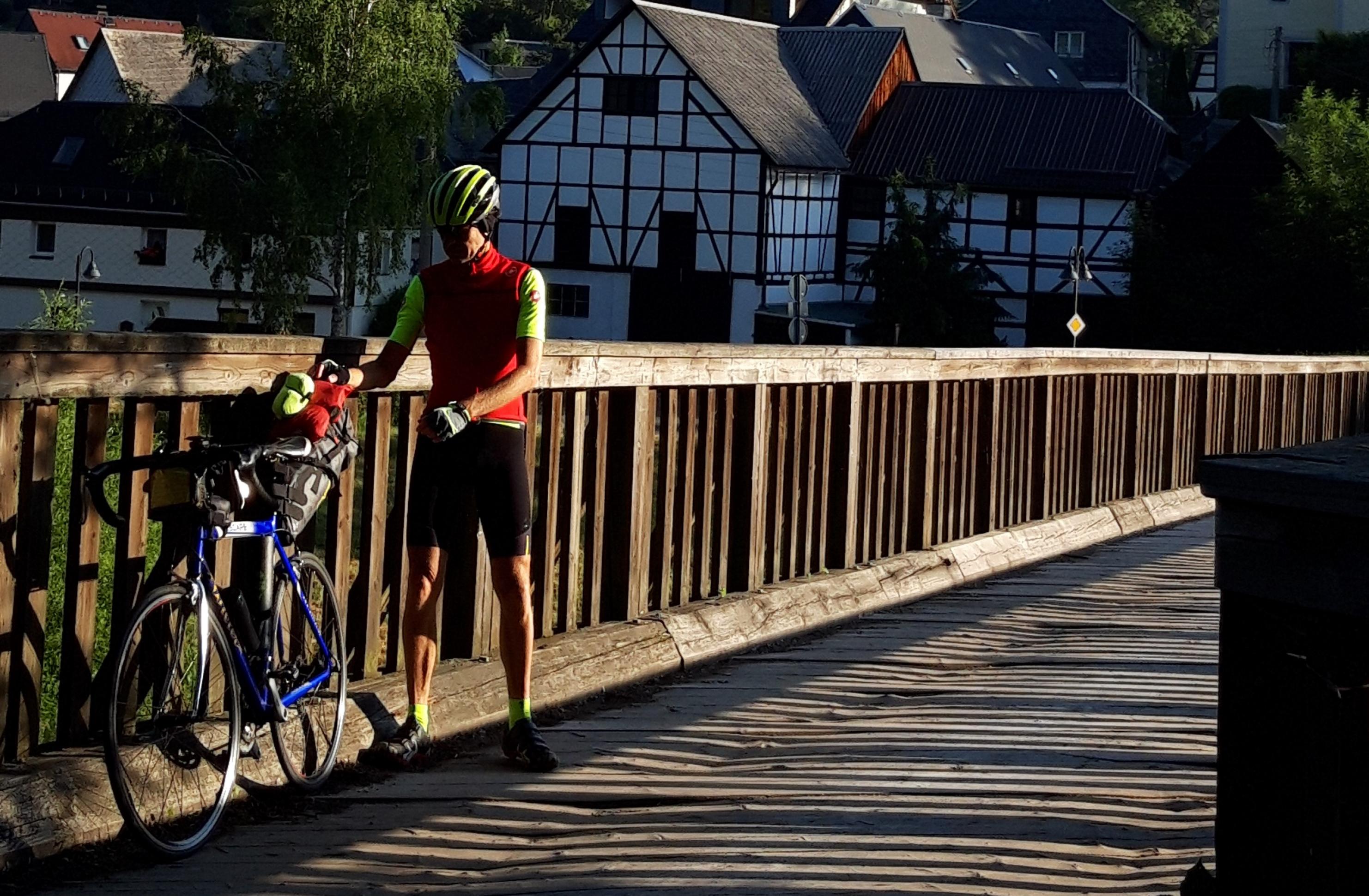 Der RadelndeReporter auf einer alten Brücke über die Saale.