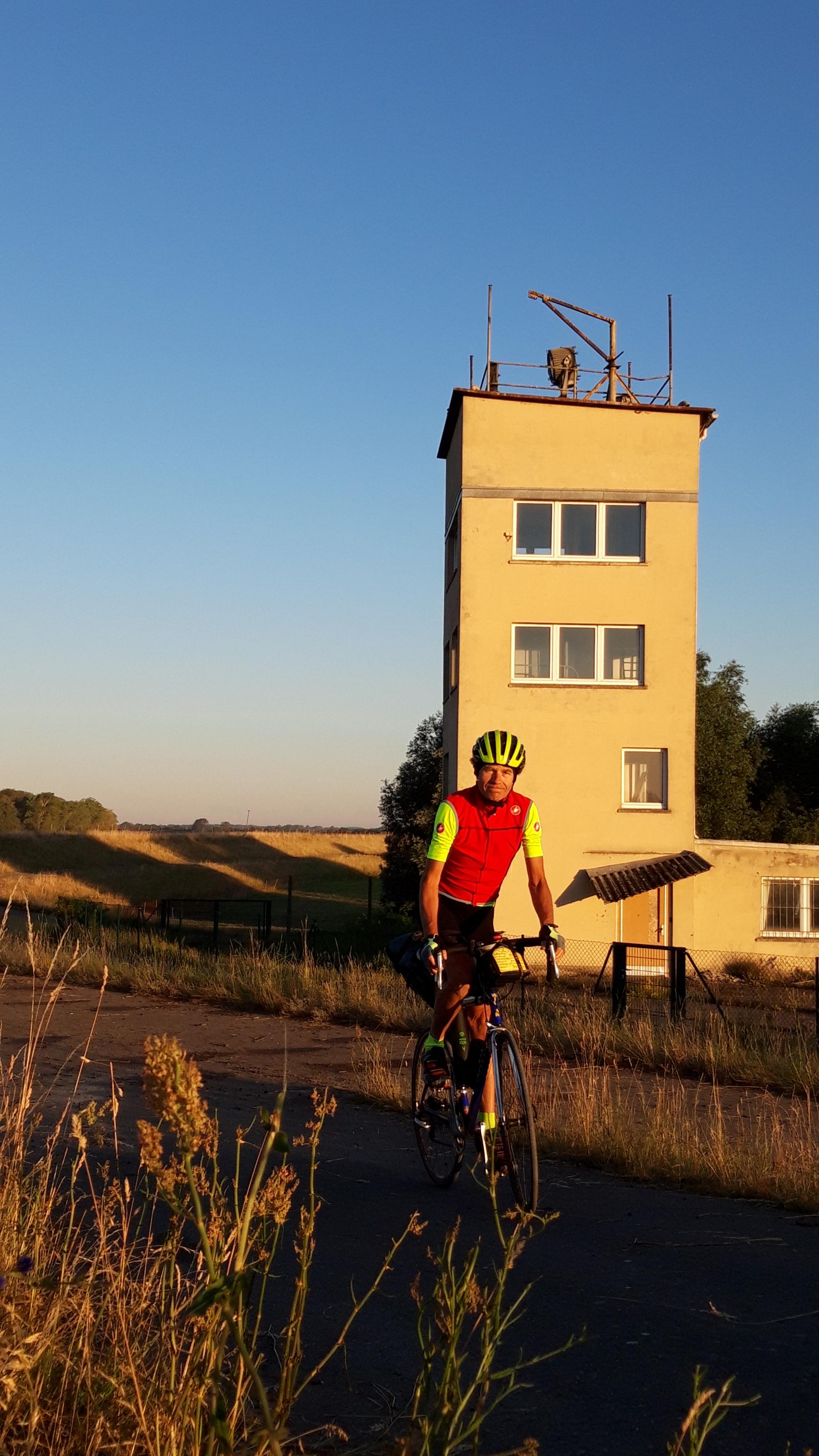 Der RadelndeReporter auf dem Rad vor einem alten Wachturm