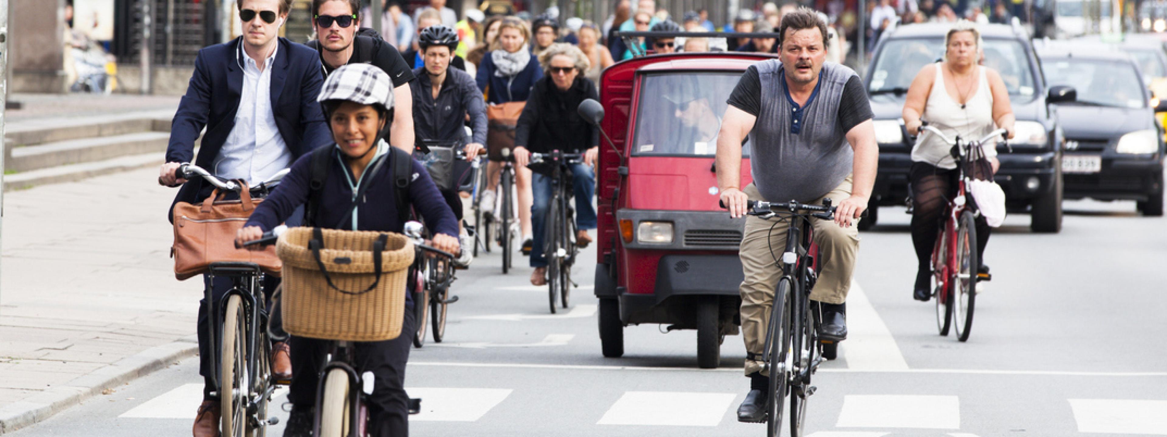 Einige Dutzend Radfahrer sind auf der Straße mit Autos unterwegs
