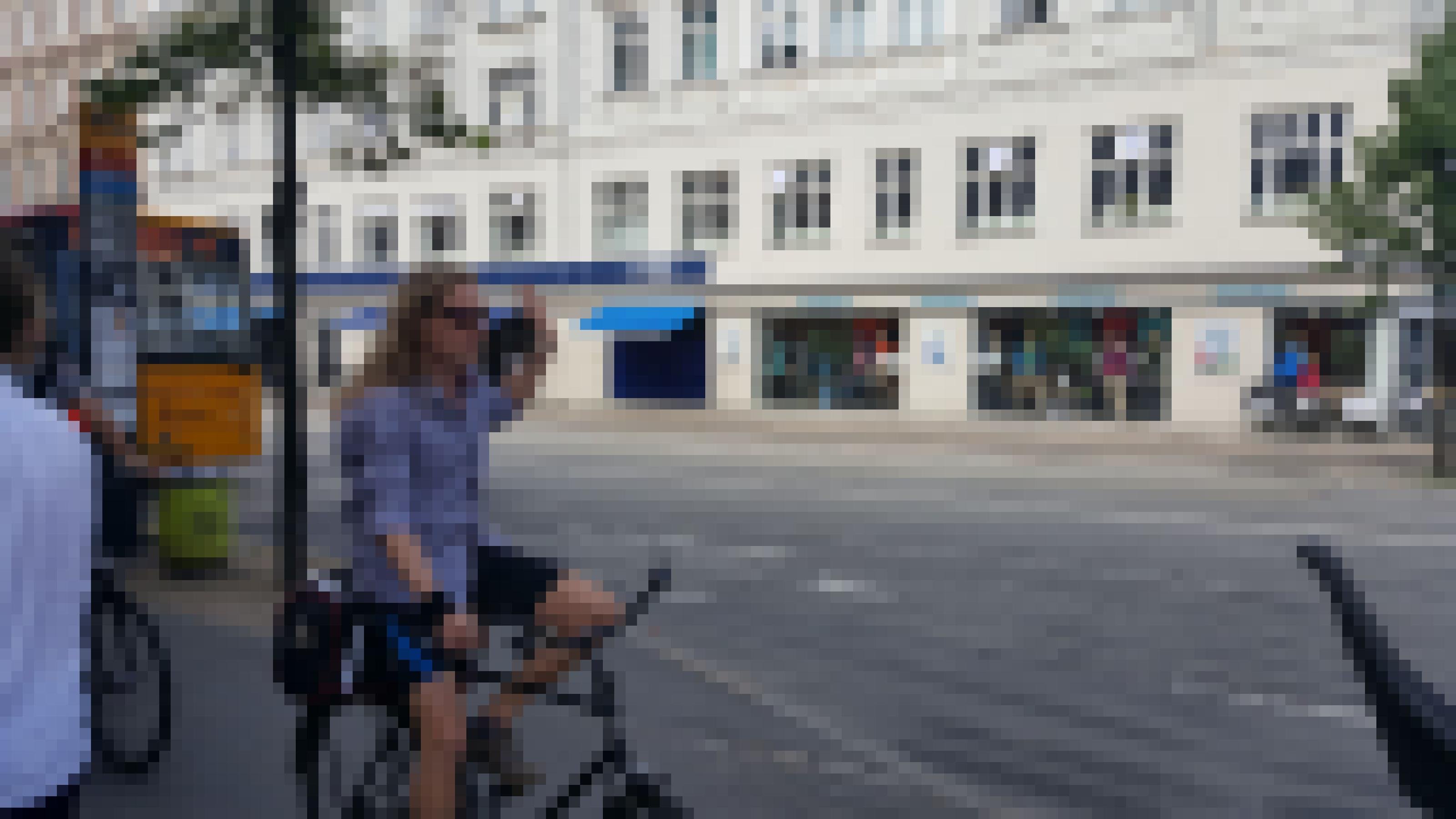 Radfahrer gibt Handzeichen bevor er bremst.