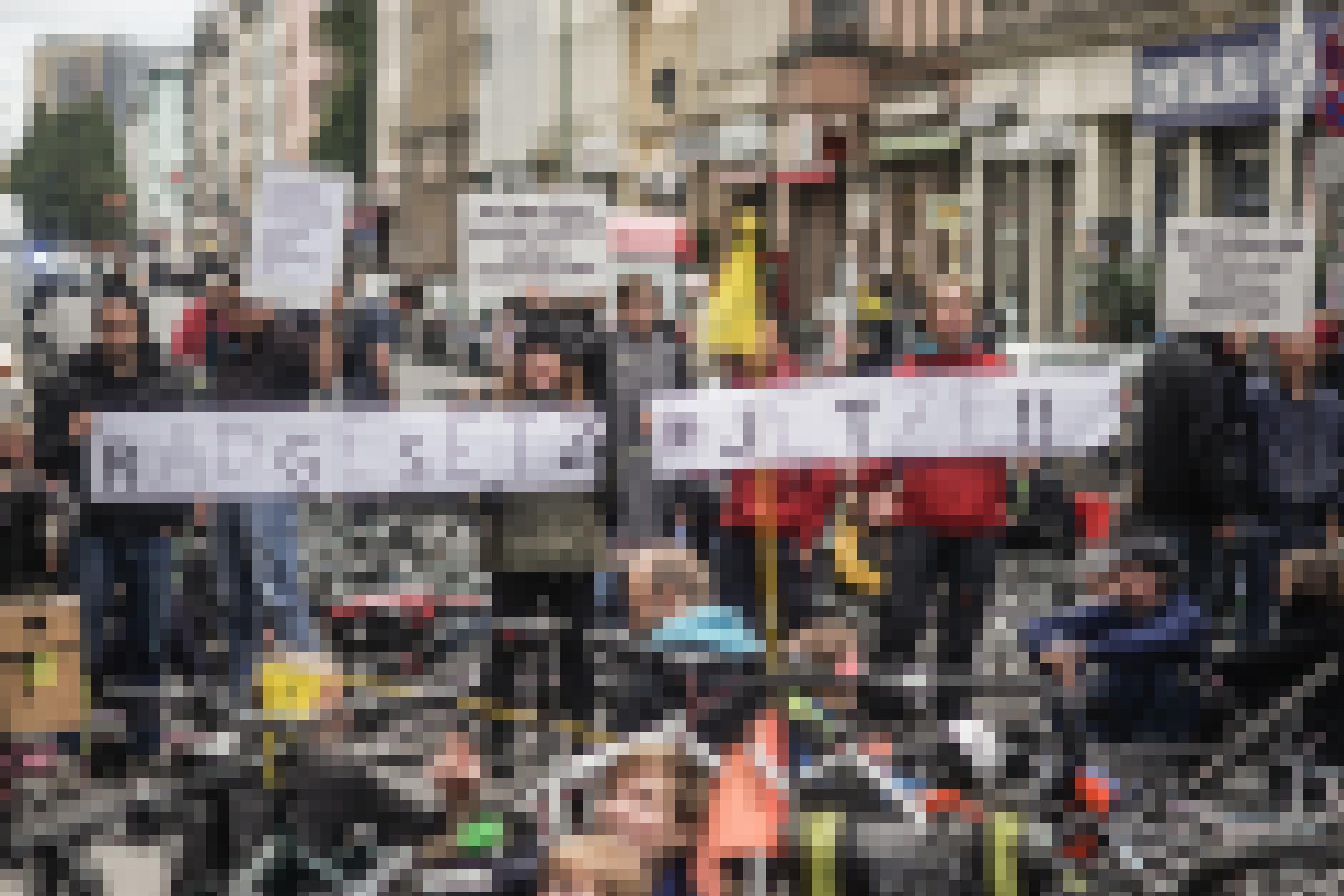 Auf einer Straße liegen Fahrräder. Dazwischen stehen Menschen mit Transparenten. Auf dem im Vordergrund steht „Radgesetz jetzt!“