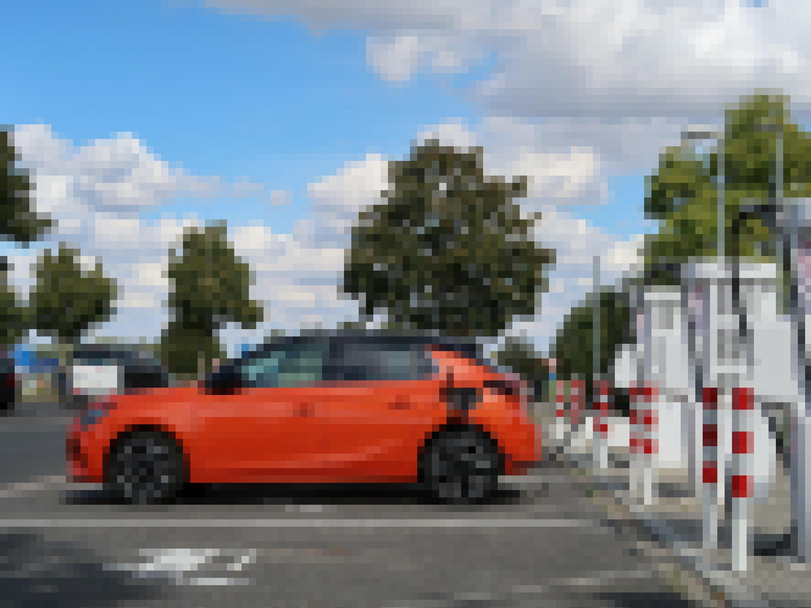 Ein elektrischer Kleinwagen lädt an einer Ionity-Schnellladesäule auf.