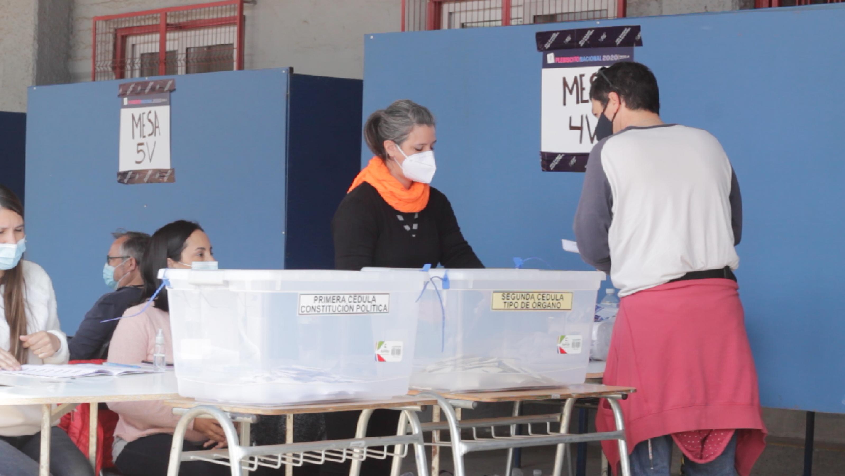 Mit Masken finden sich die Chileїnnen zur Abstimmung über eine neue Verfassung ein.