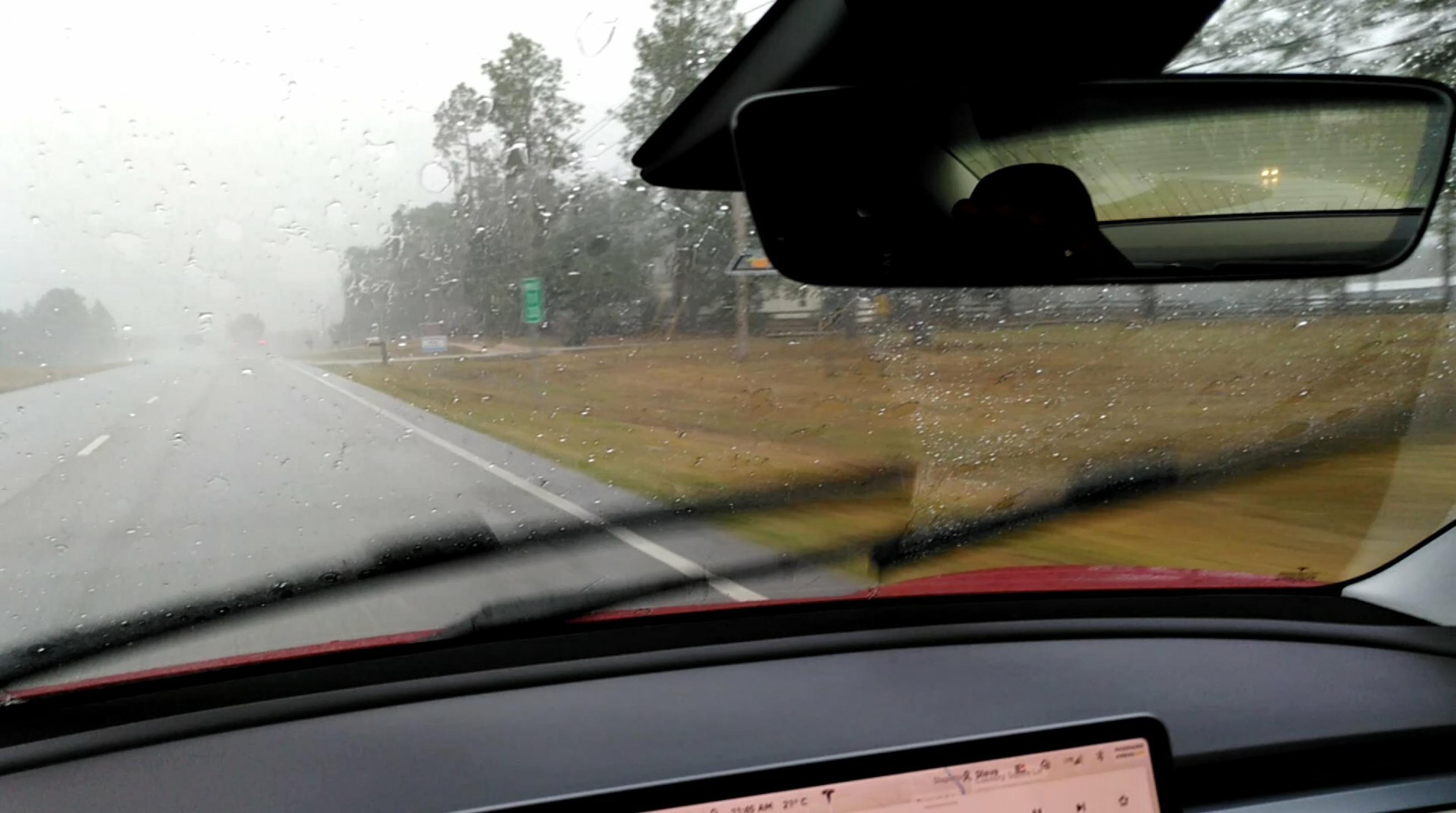 Blick durchs Autofenster auf den Highway. Es regnet in Strömen.