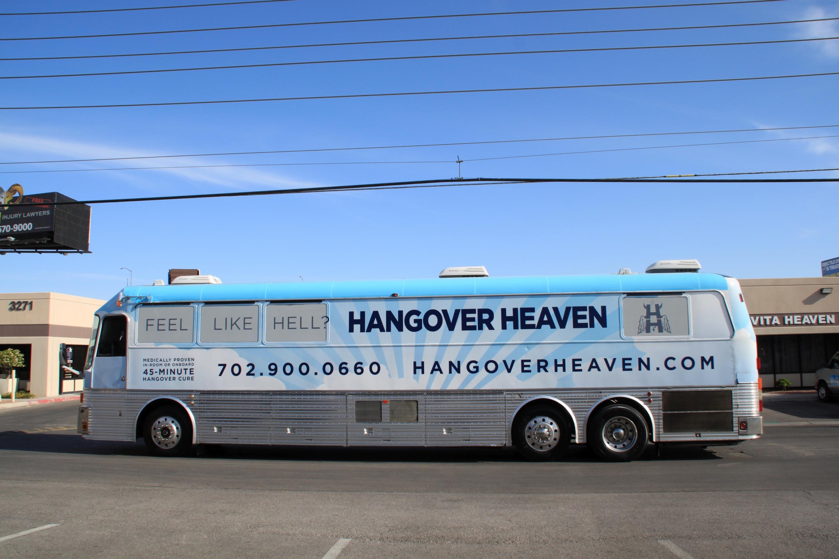 Ein Reisebus von der Seite. Aufschrift „Hangover Heaven“