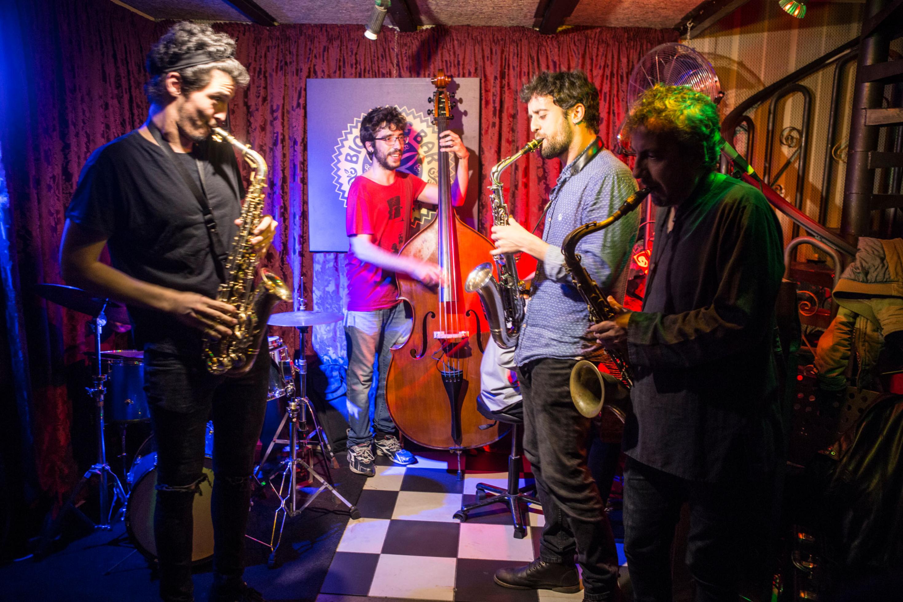 Jazzmusiker mit Saxophonen beim Konzert