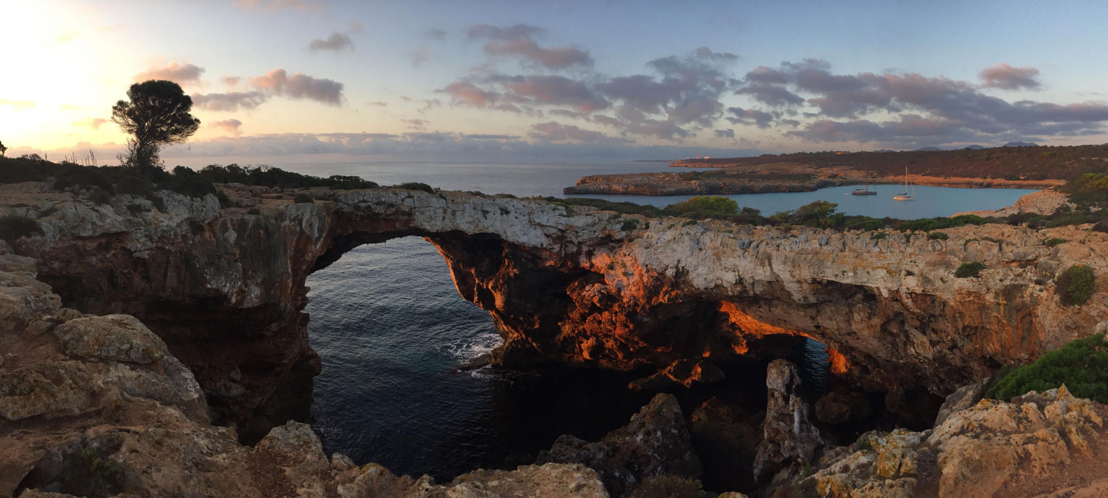 Küste bei Cala Varques auf Mallorca am frühen Morgen
