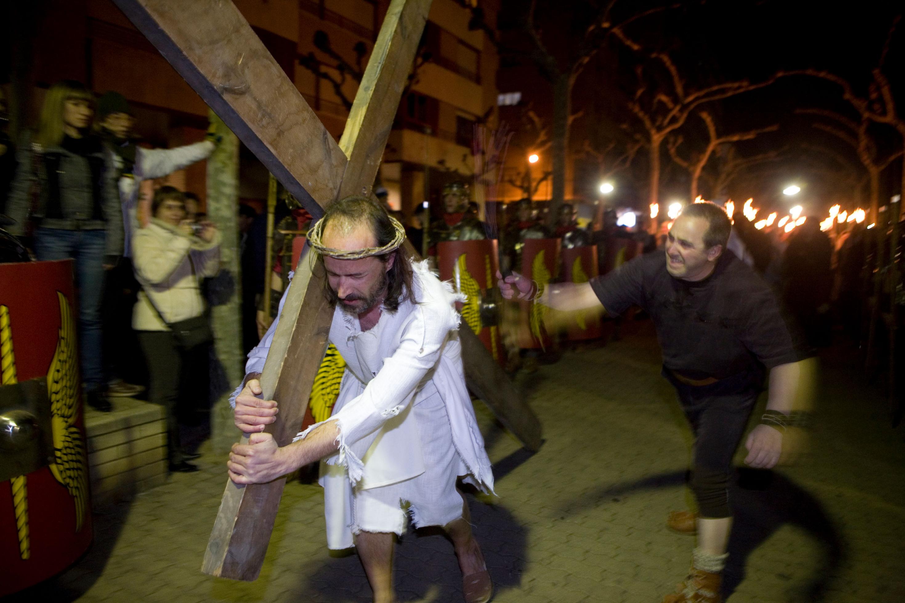 Christus am Kreuz bei der Semana Santa-Prozession in Calahorra, La Rioja, Spanien