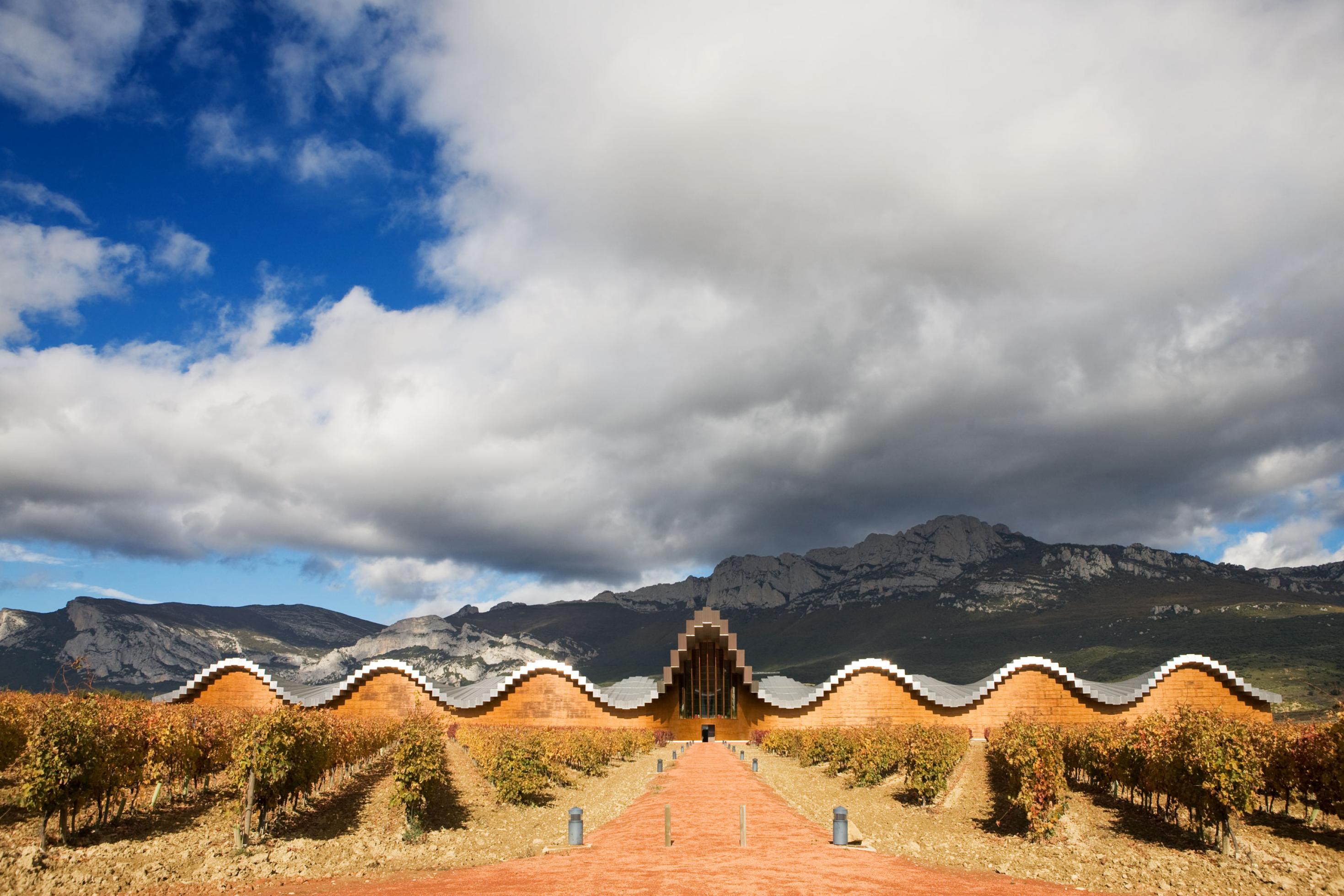 Weingut Ysios des Architekten Santiago Calatrava, La Rioja, Spanien