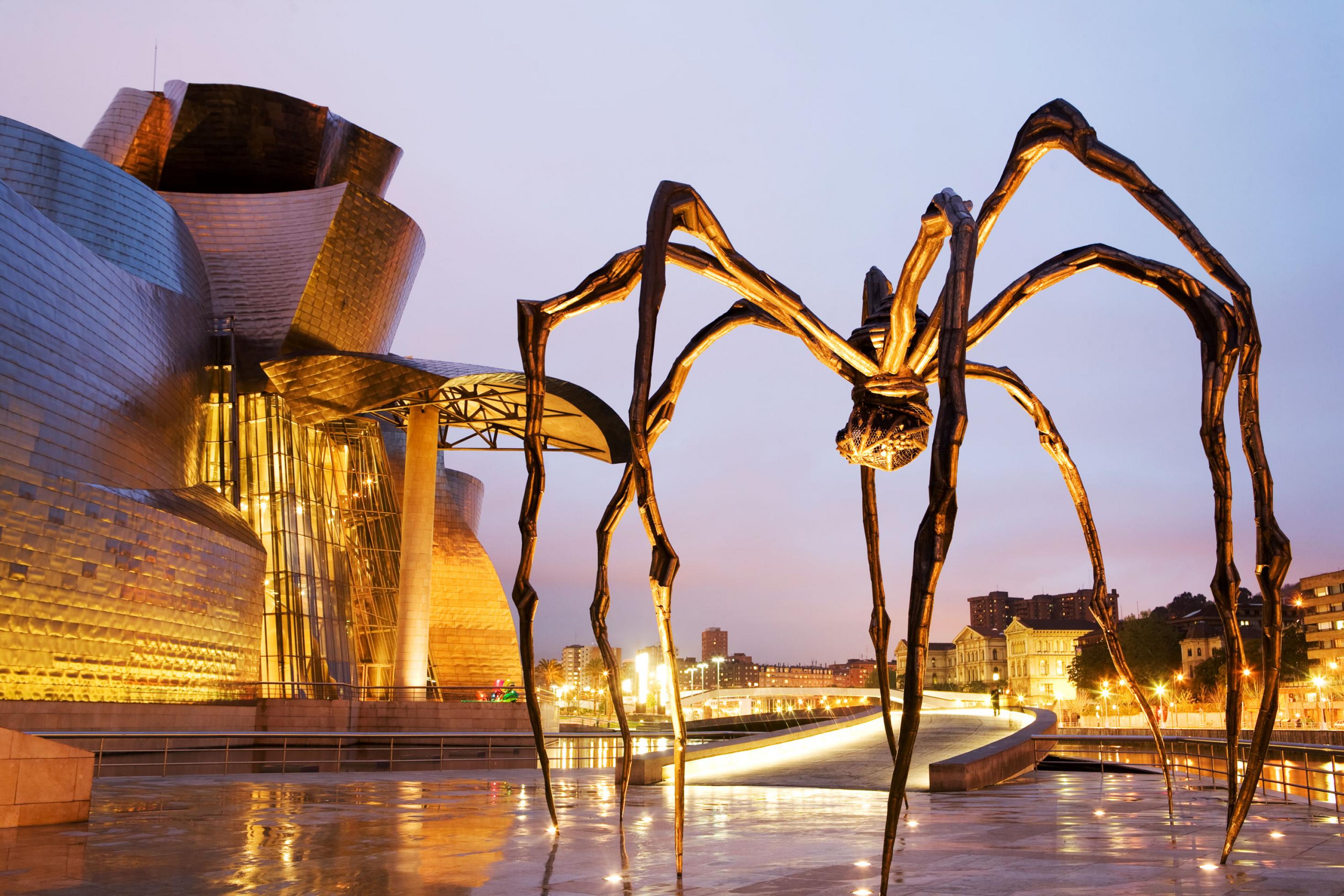 Guggenheim Museum in Bilbao in der Dämmerung