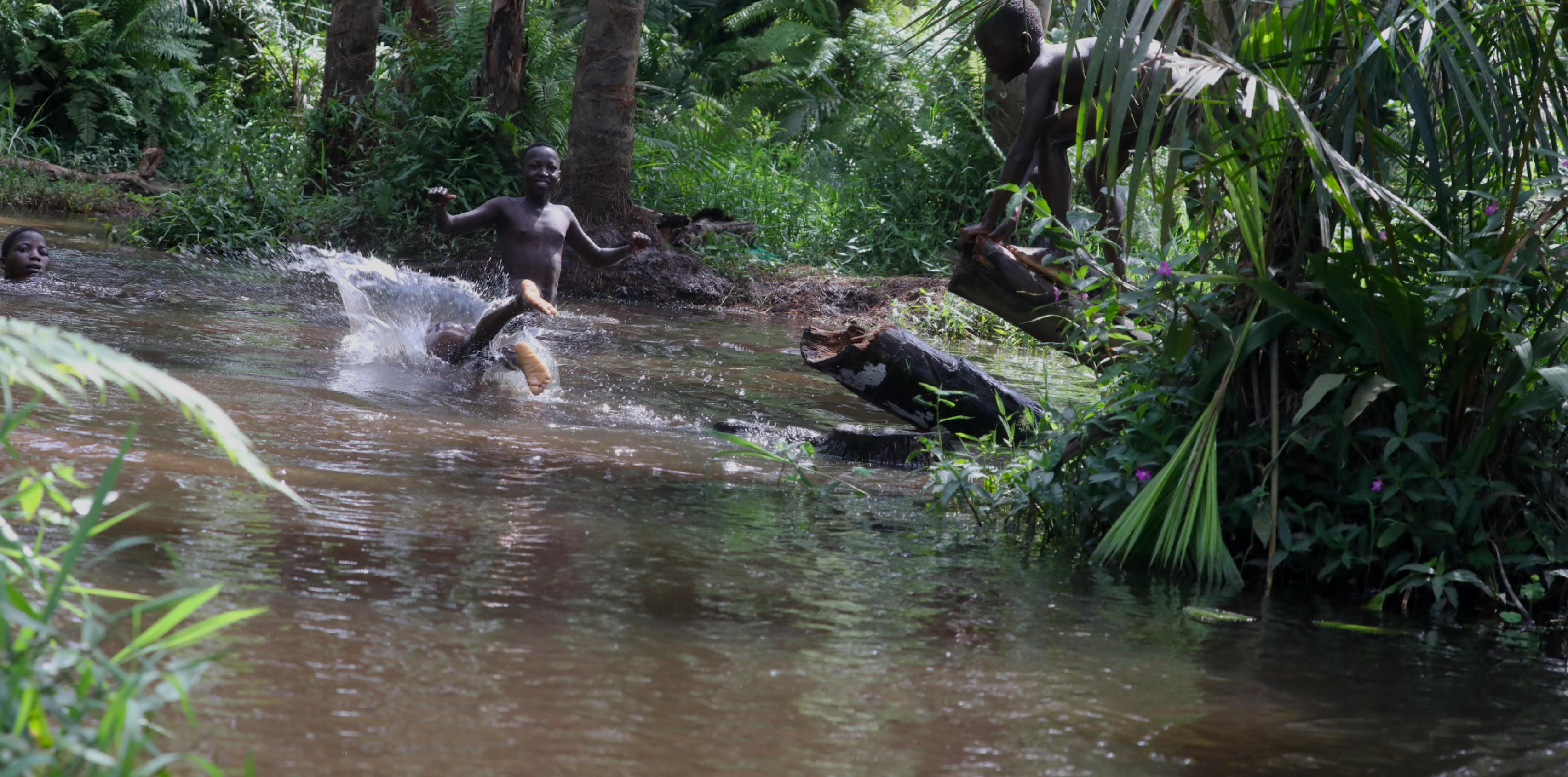 Kinder springen in einen Fluss im Westen Afrikas