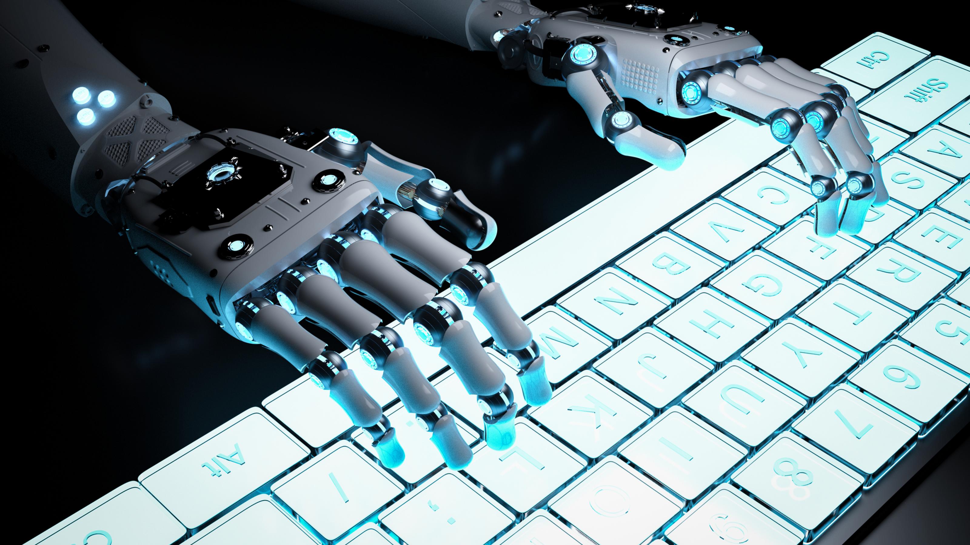 Roboterhände tippen auf Tastatur. Symbolbild für die Automatisierung kognitiver Arbeiten.