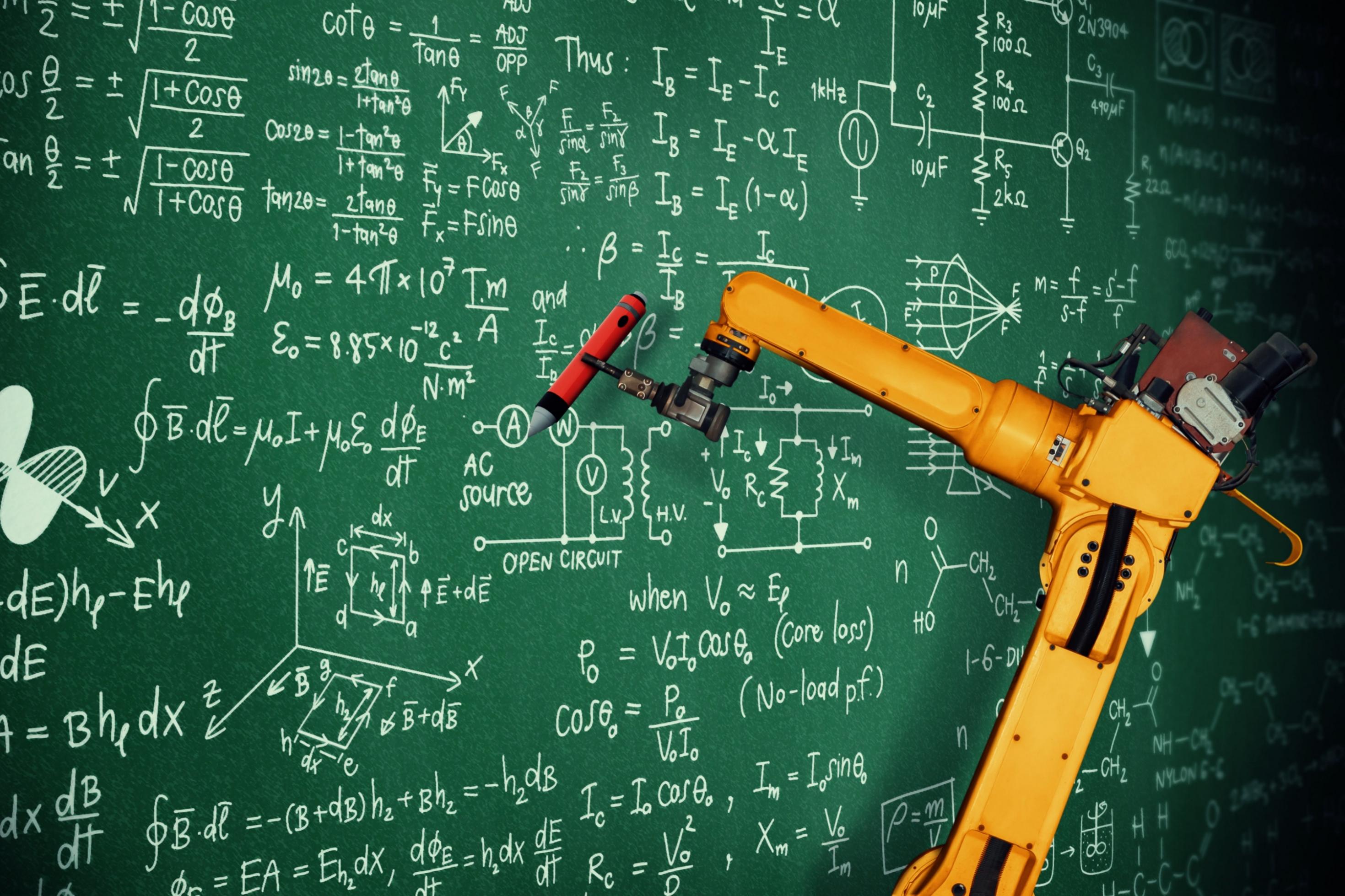Roboterarm schreibt Formeln an eine Tafel. Symbolbild für eine KI, die Mathematik beherrscht.