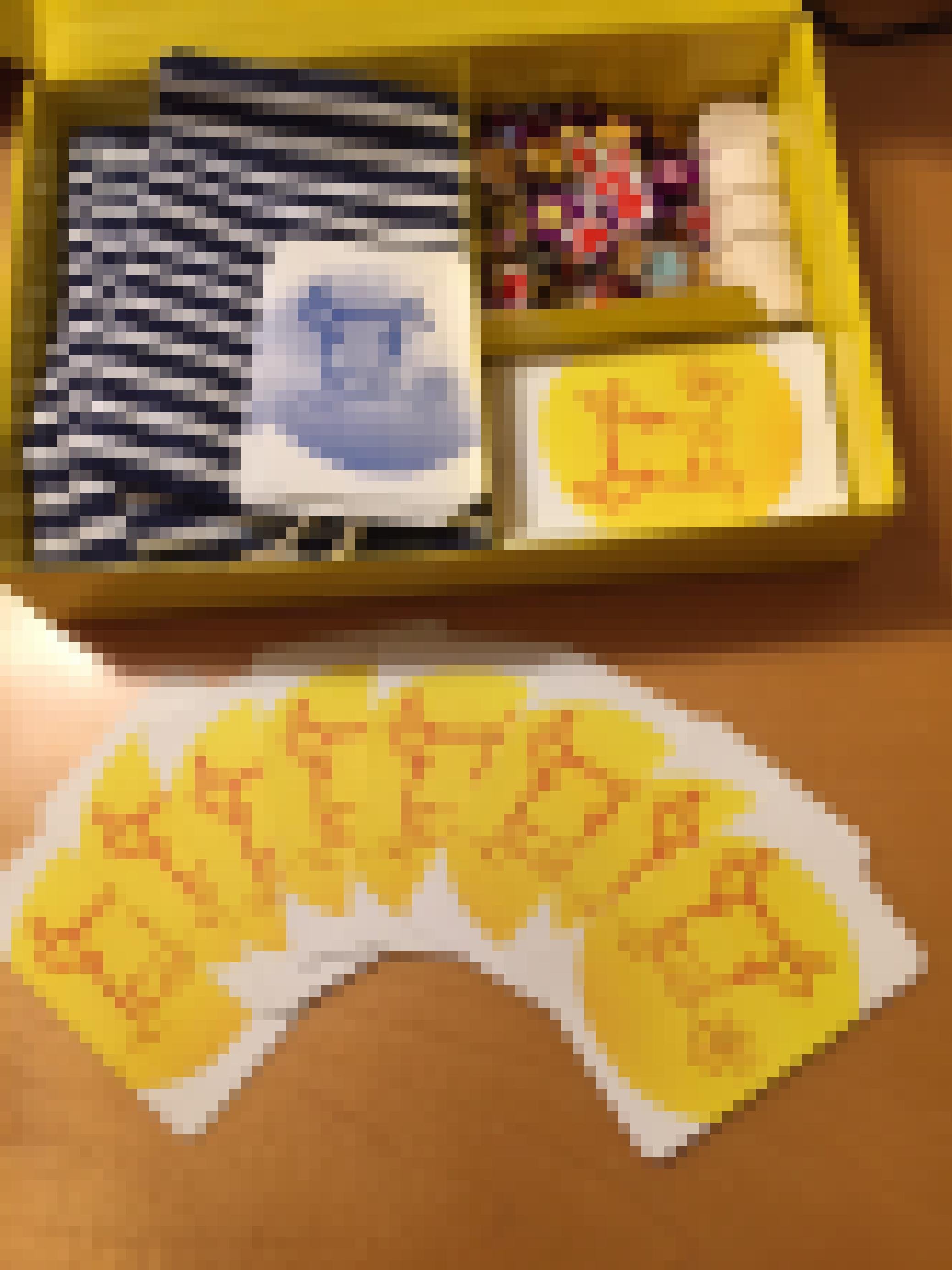 Aufgefächertes Kartendeck und offene Spielbox auf einem Tisch.