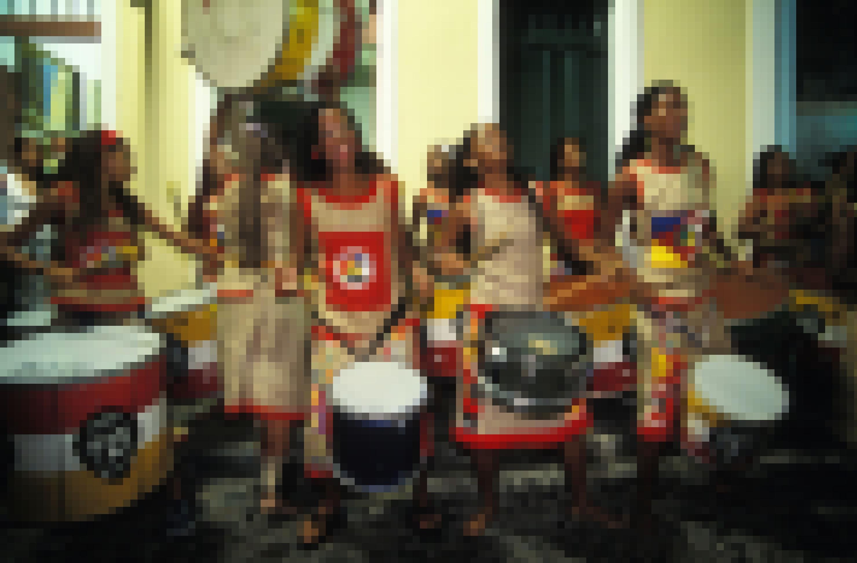 Tänzerinnen mit Trommeln beim Strassenkarneval in Salvador de Bahia, Brasilien