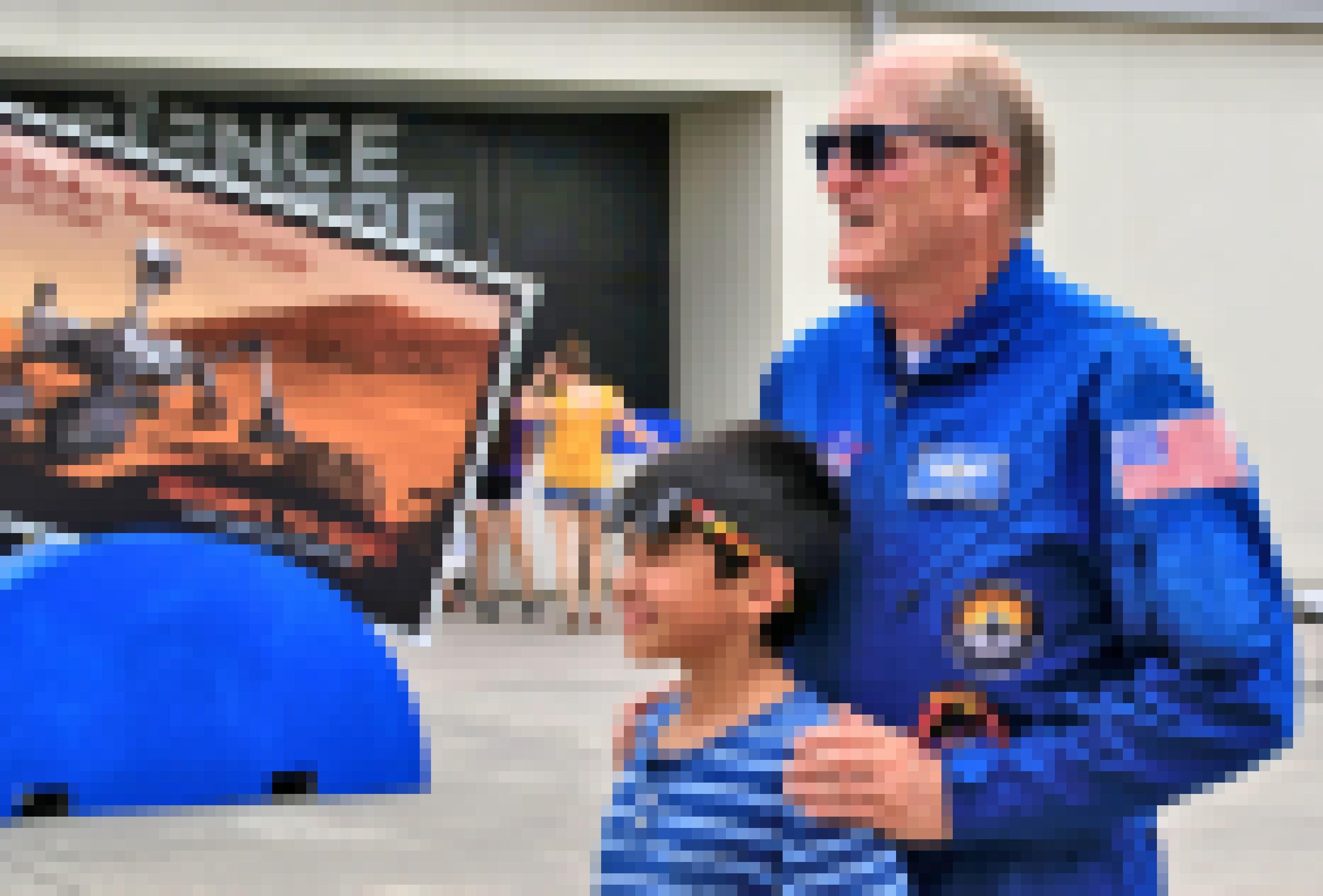 Ein Astronaut und ein kleiner Junge.