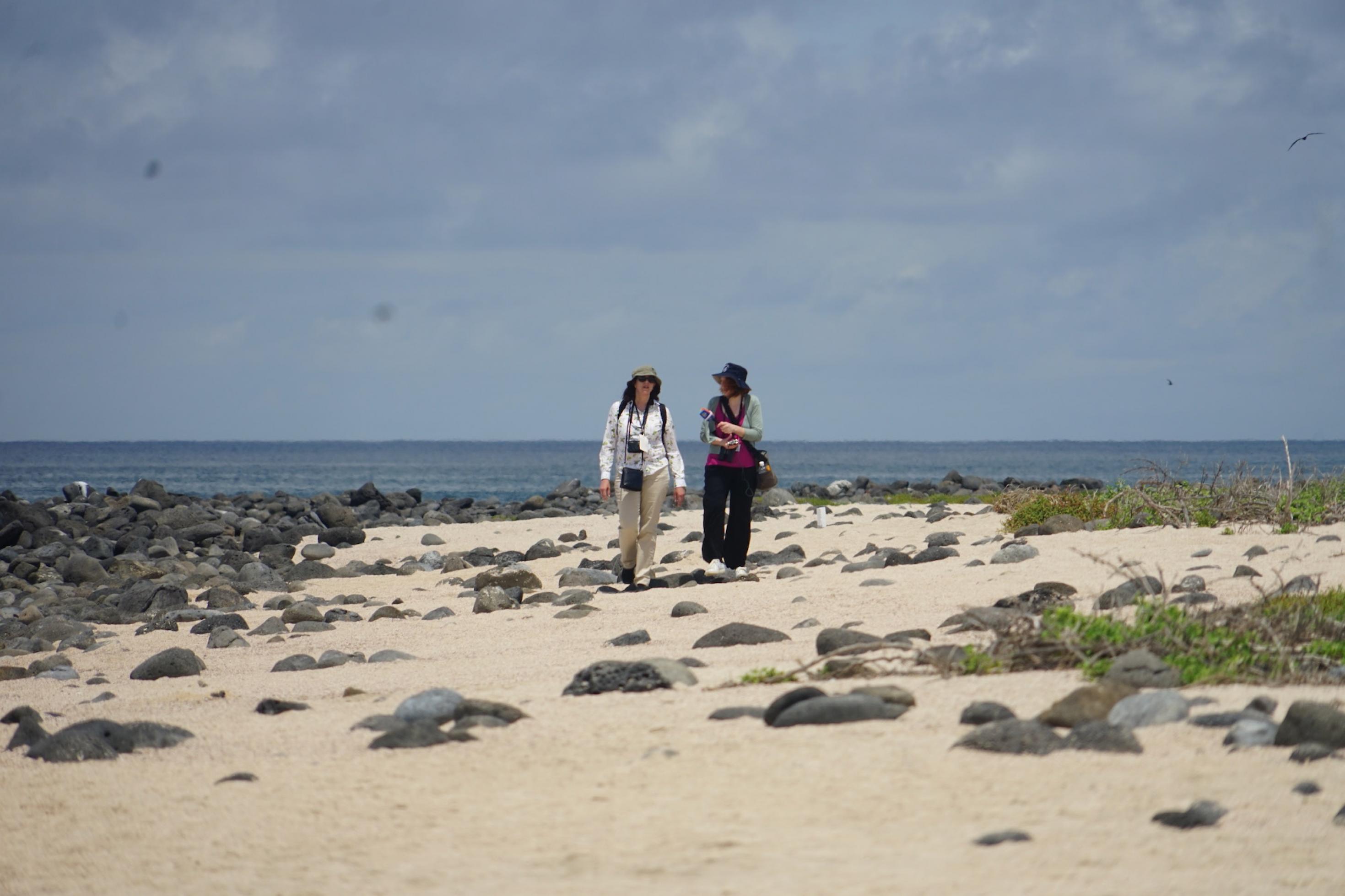 Interview am Strand der Insel Seymour Norte – Sarah Darwin links, Christiane Habermalz rechts.