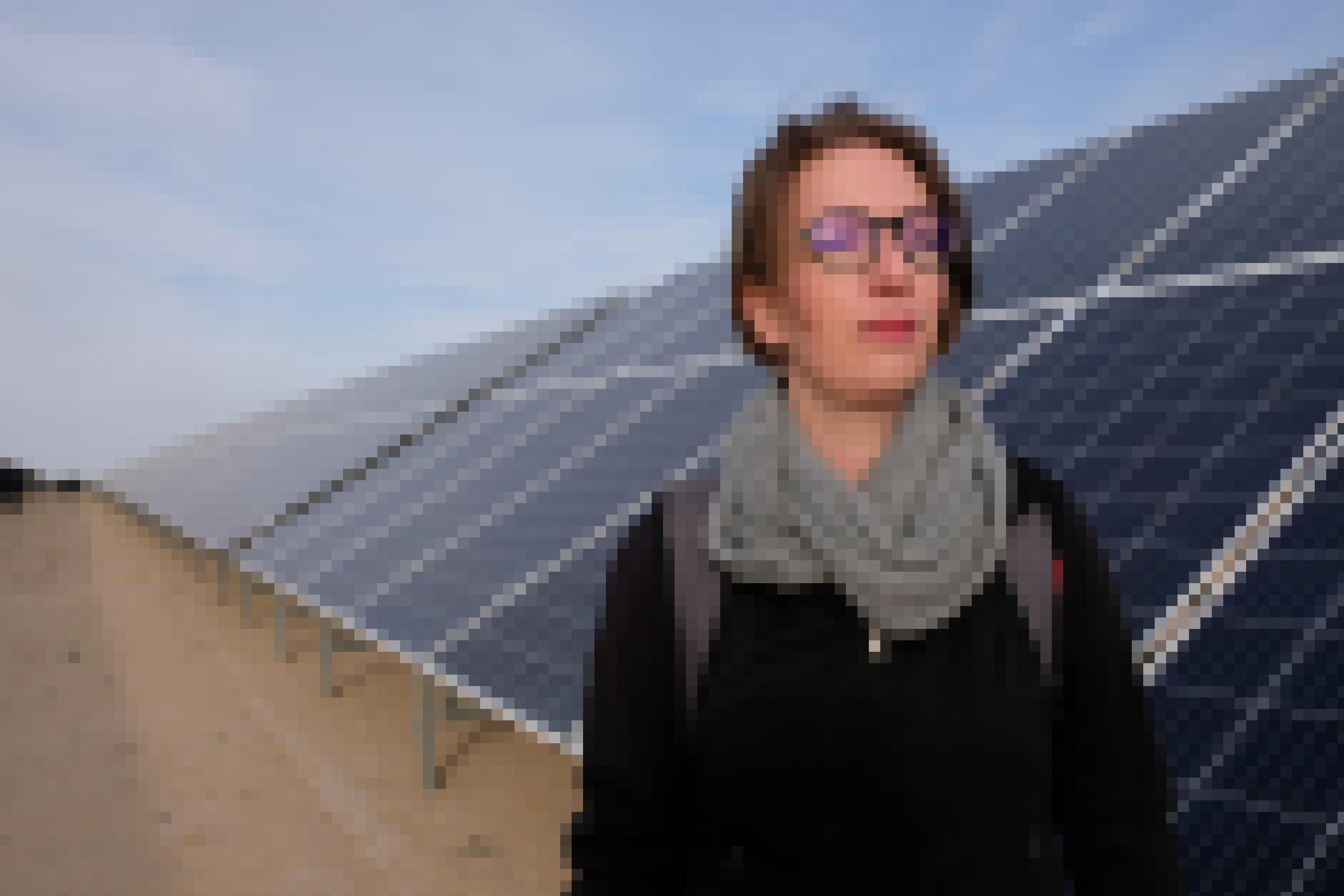 eine Frau, die vor Solarpanels steht [AI]