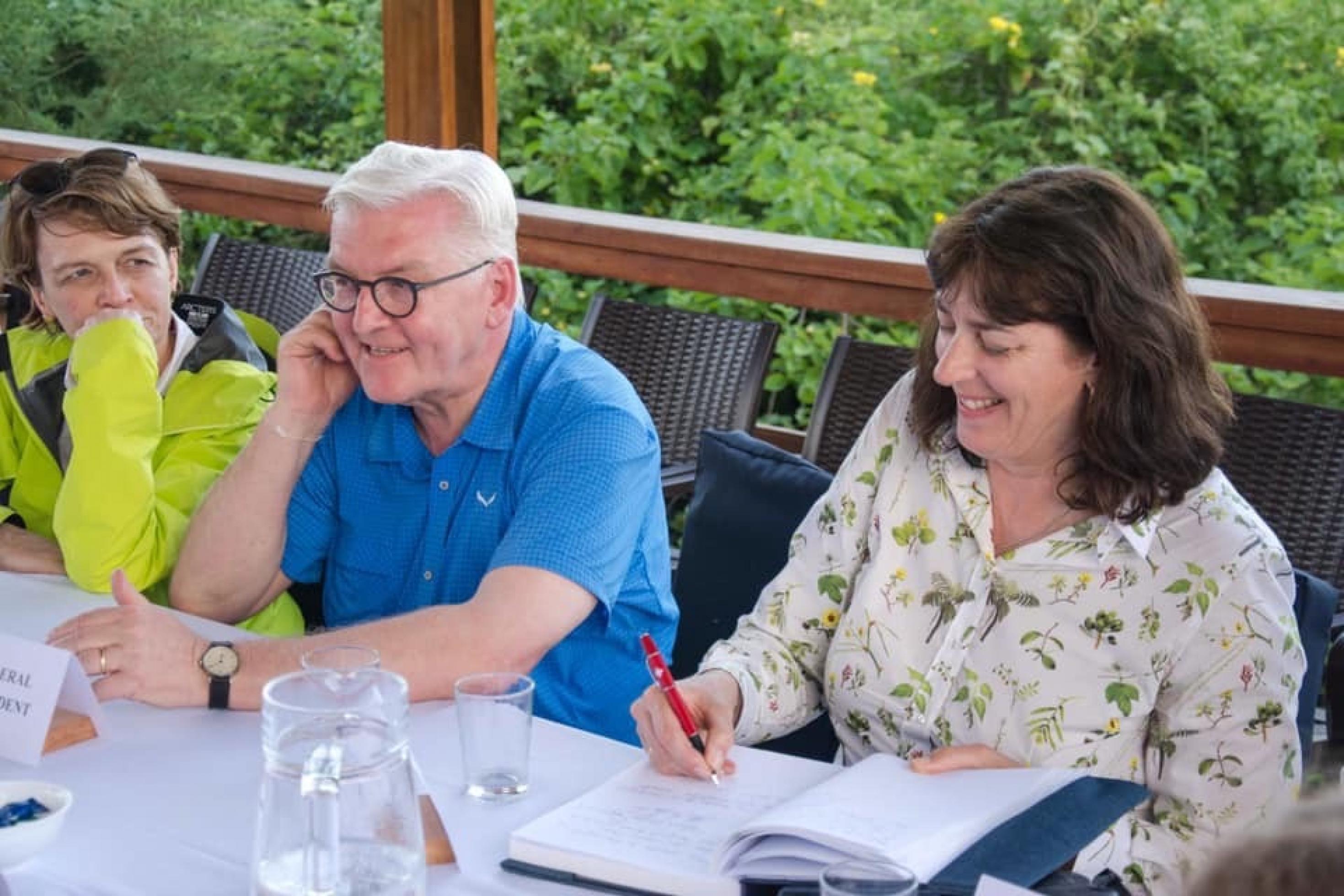 Bundespräsident Frank-Walter Steinmeier unterhält sich am Tisch.