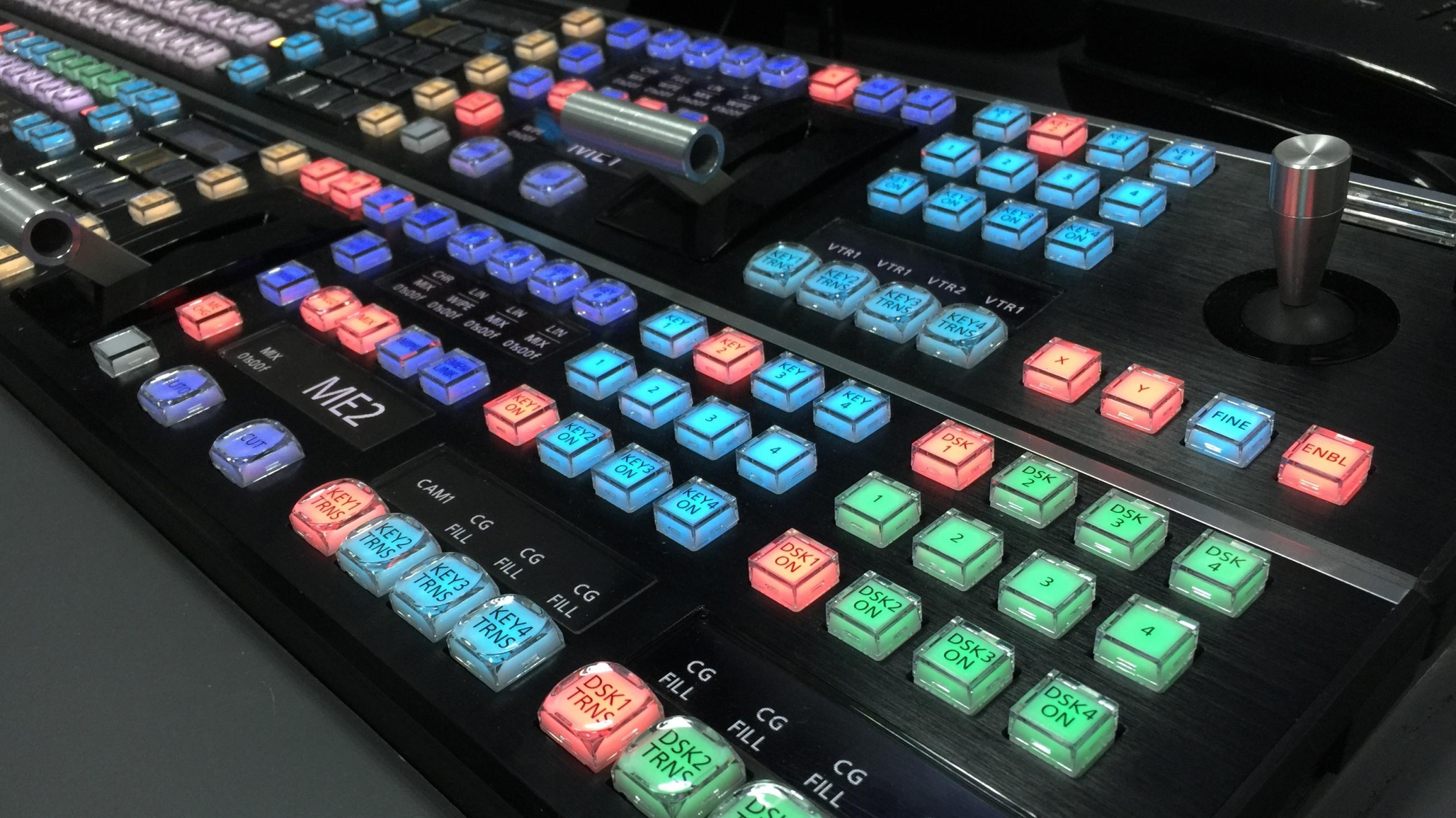 Bunte Schalter auf einer schwarzen Konsole