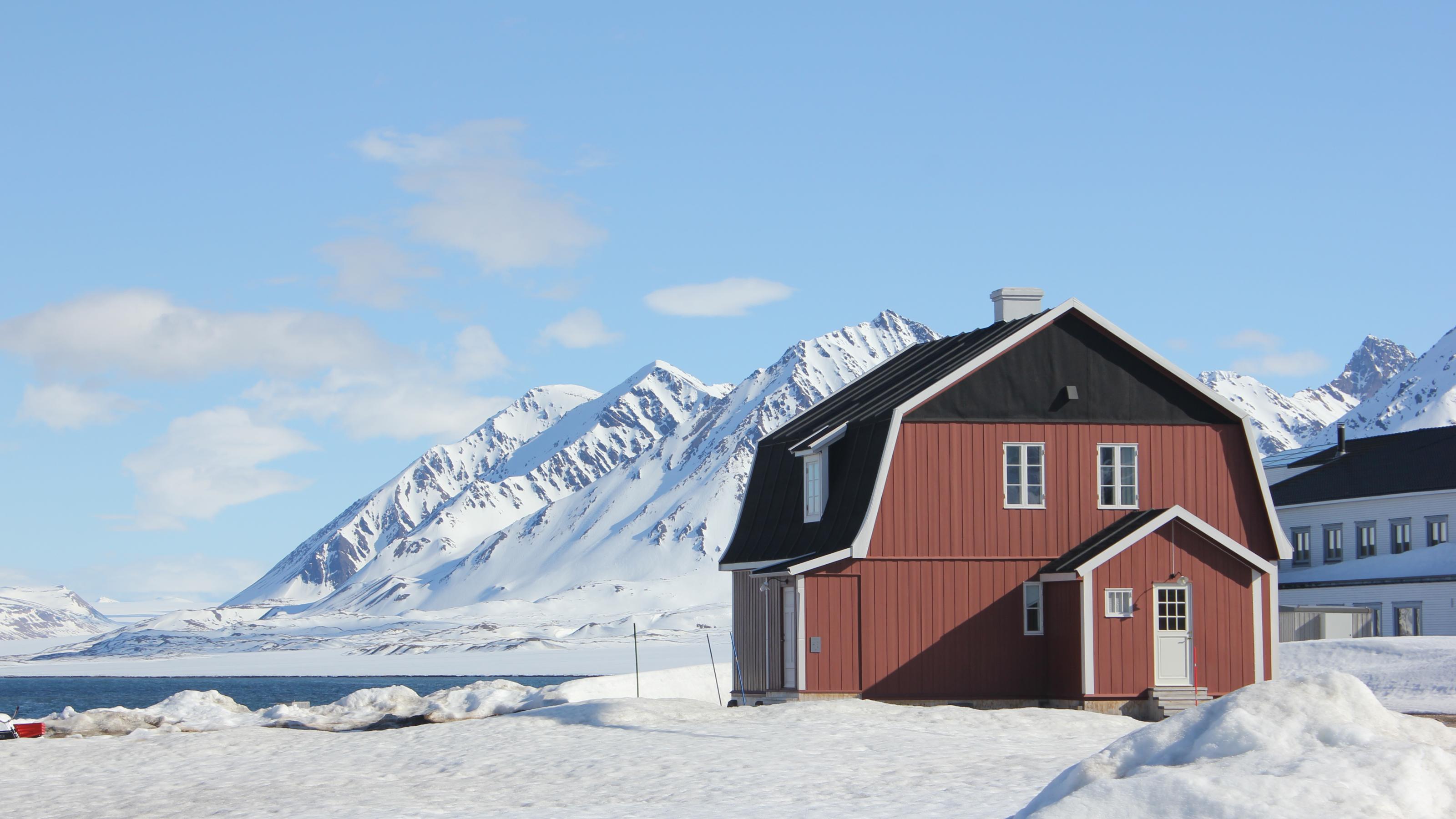 Gipfel mit Schnee auf der norwegischen Inselgruppe Spitzbergen (Svalbard). Auch in dieser unberührten Landschaft finden sich Umweltgifte.