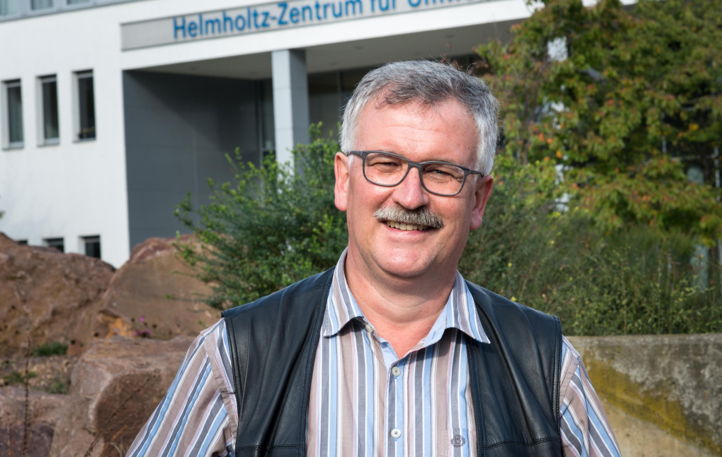Josef Settele vor dem Helmholtz-Zentrum für Umweltforschung in Halle