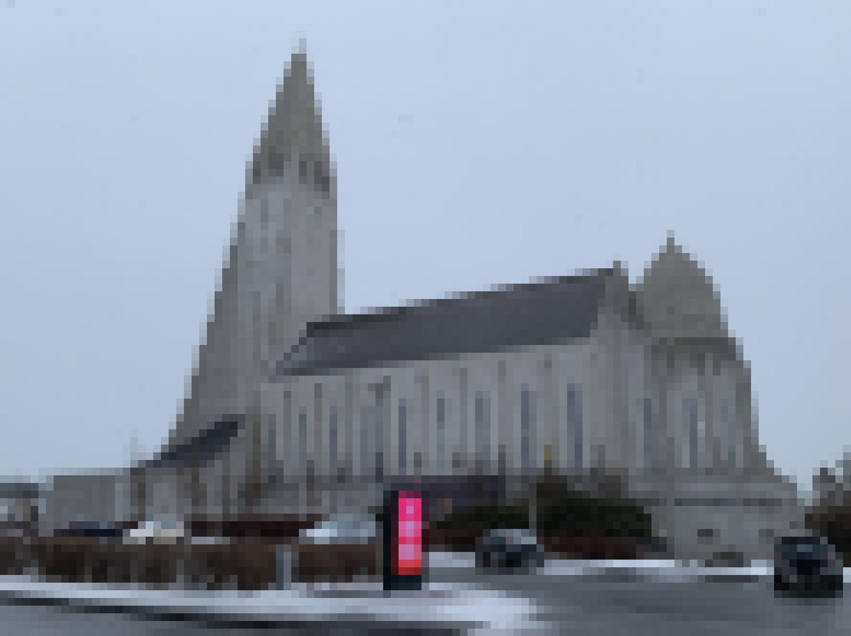 Die Hallgrimskirche in Reykjavik mit einem Schild, dass zum Waschen der Hände aufruft