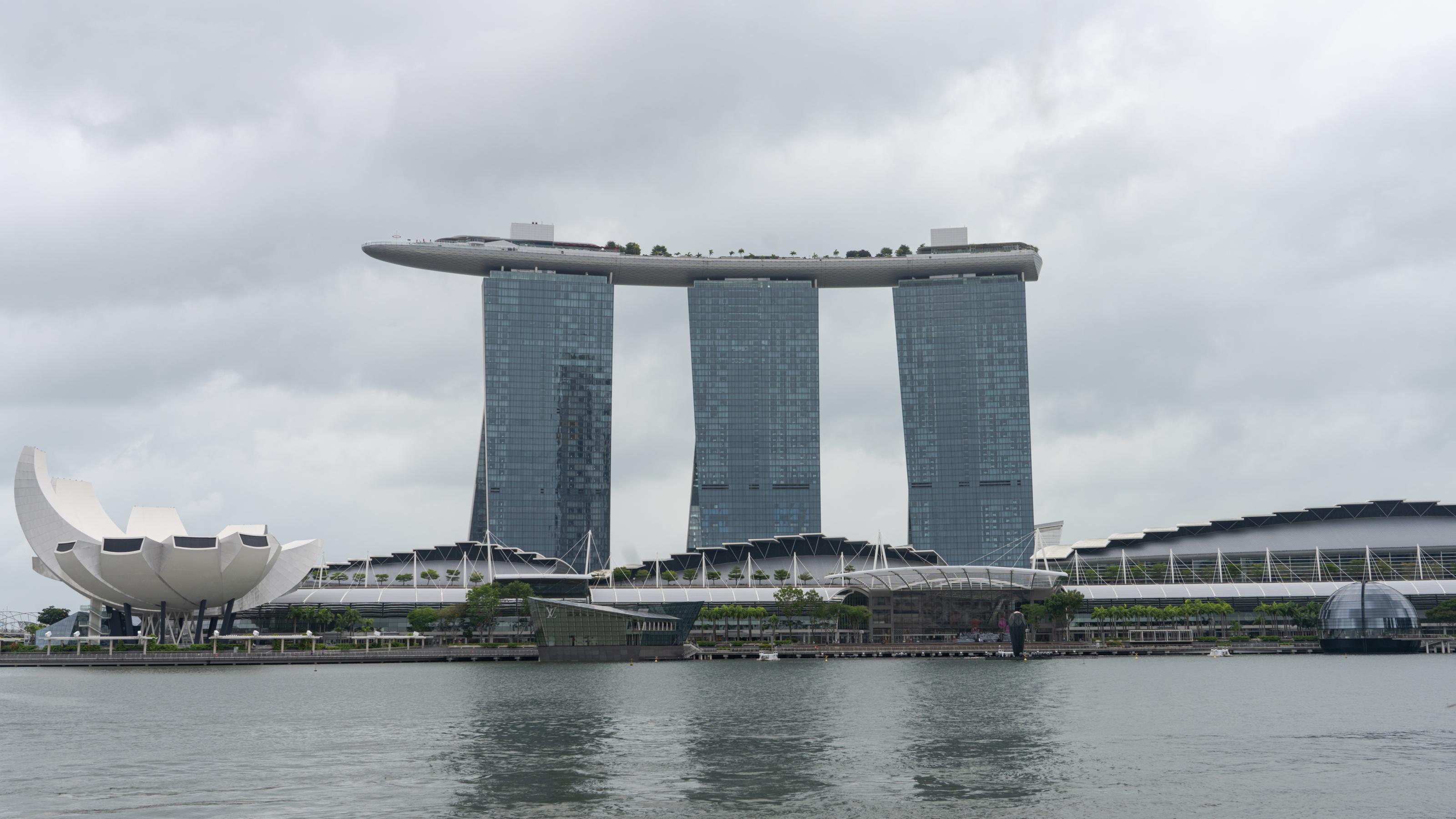 Skyline von Singapur mit Marina Bay Sands Hotel und dem Singapore River im Vordergrund.