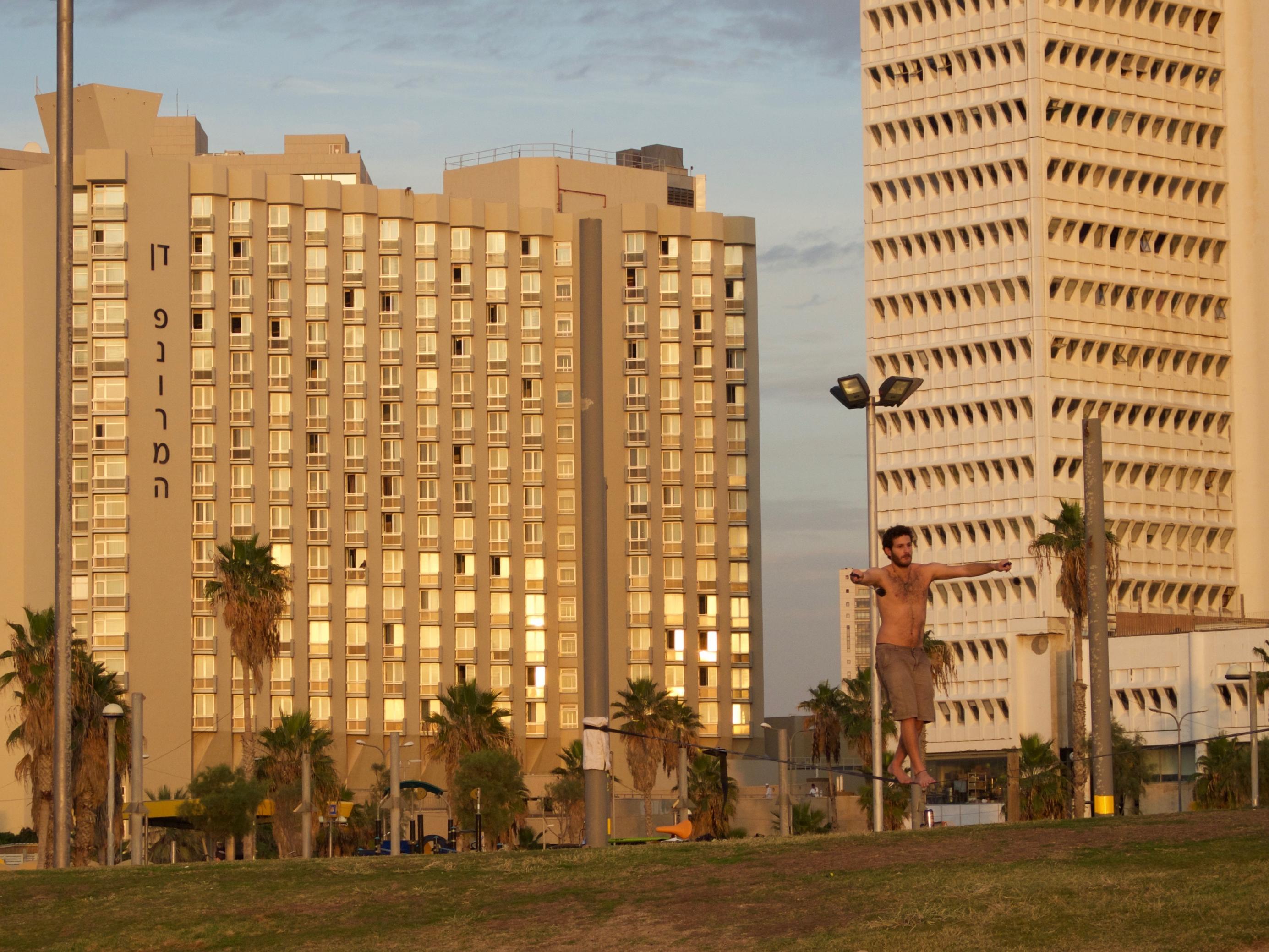 Tel Aviv lockt mit Unterhaltung, Start-Up-Szene, gutem Essen und Strand. Aber in dieser Stadt finanziell zu überleben ist ein Balanceakt.