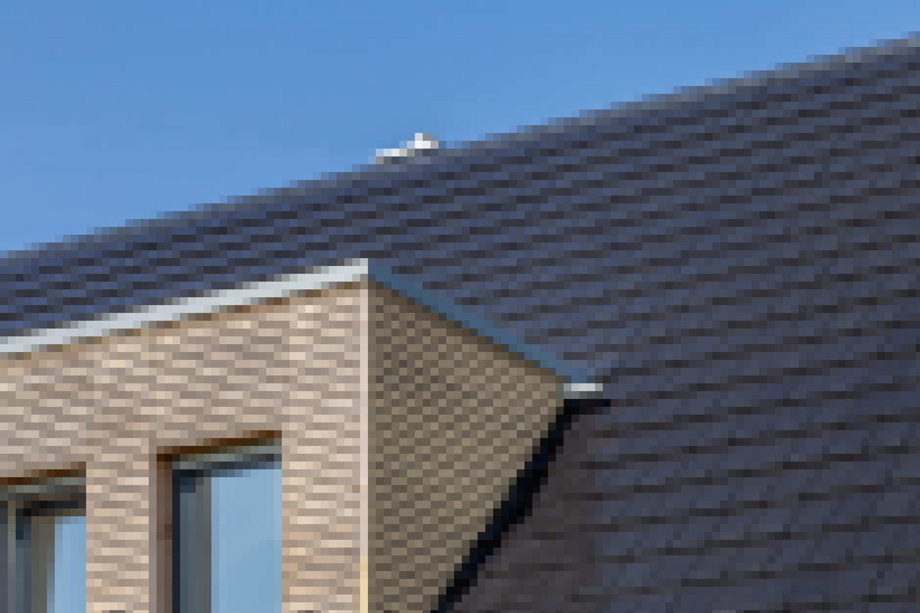 Dach mit Solardachziegeln.