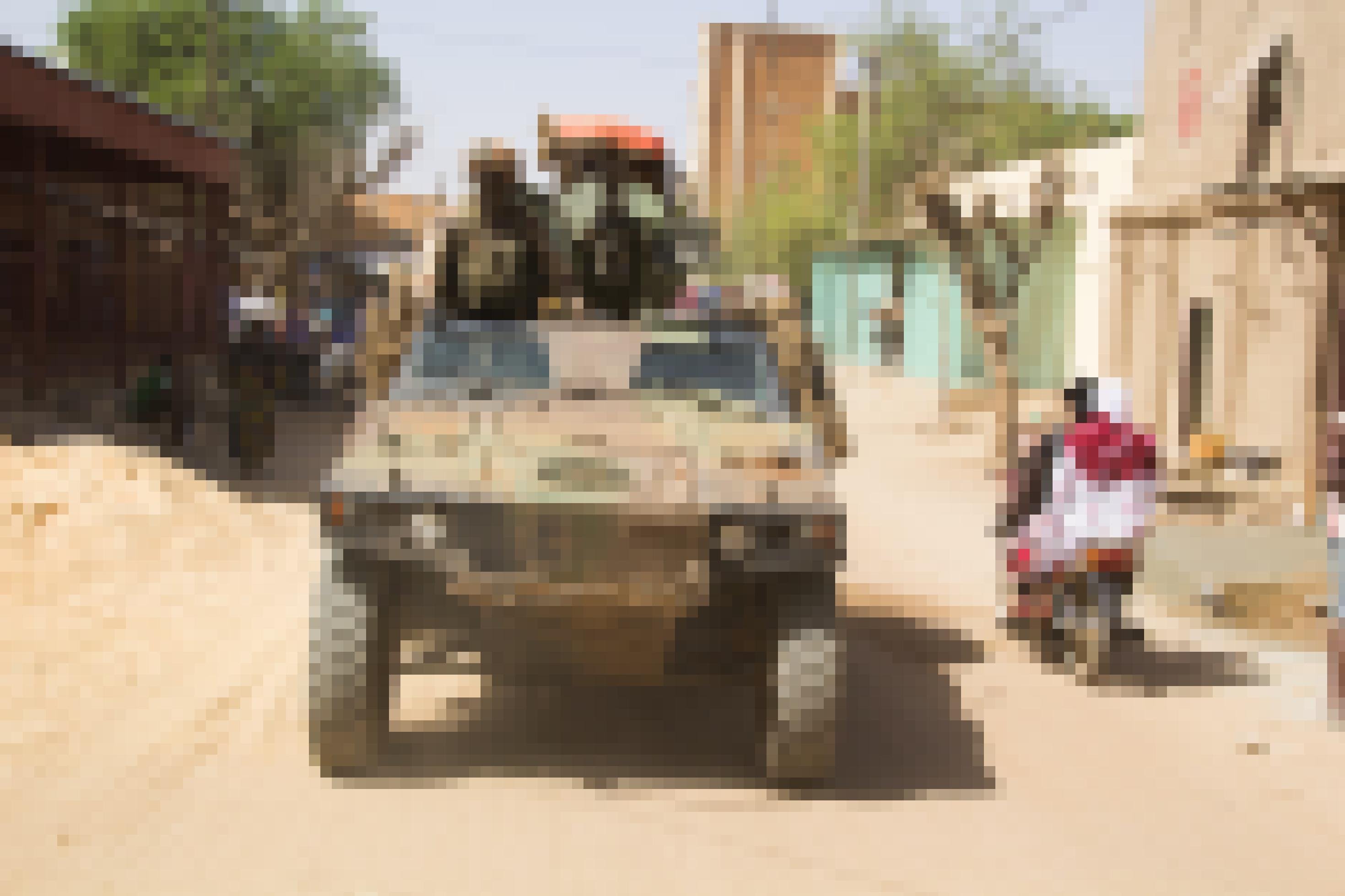 Soldaten der französischen Militäroperation „Barkhane“ patrouillieren auf dem Markt von Gao, einer Stadt im Norden von Mali. Zu sehen sind ein französischer Panzer, die Soldaten und ein malischer Mopedfahrer mit einer Frau auf dem Beifahrersitz, der an dem Panzer vorbei fährt. Außerdem Lehmhäuser und andere Gebäude, die die Marktstraße säumen.