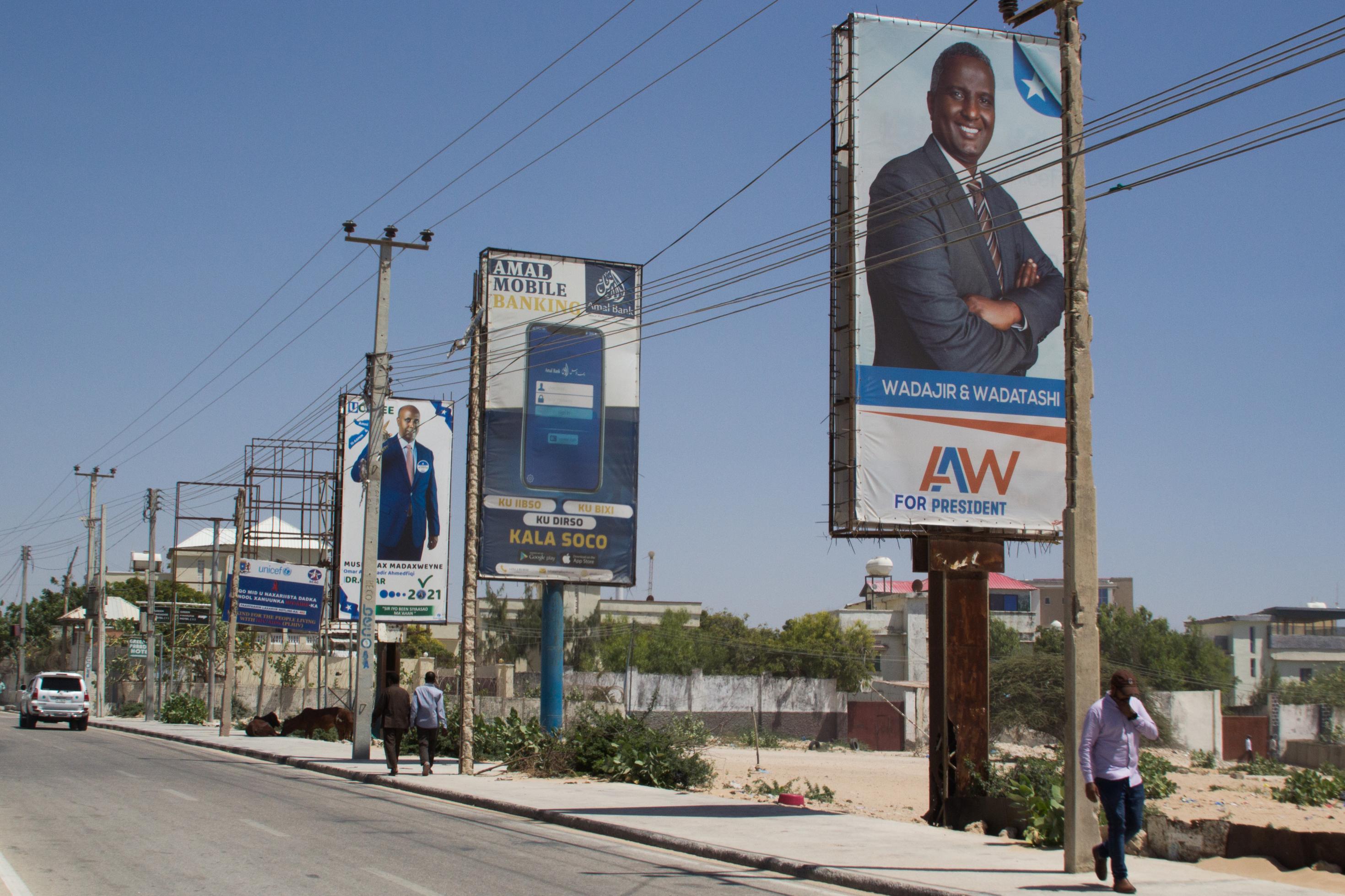 Auf dem Foto sind riesige Wahlplakate mit den Bildern von Männern zu sehen, den Bewerbern für die Präsidentschaftswahl in Somalia.