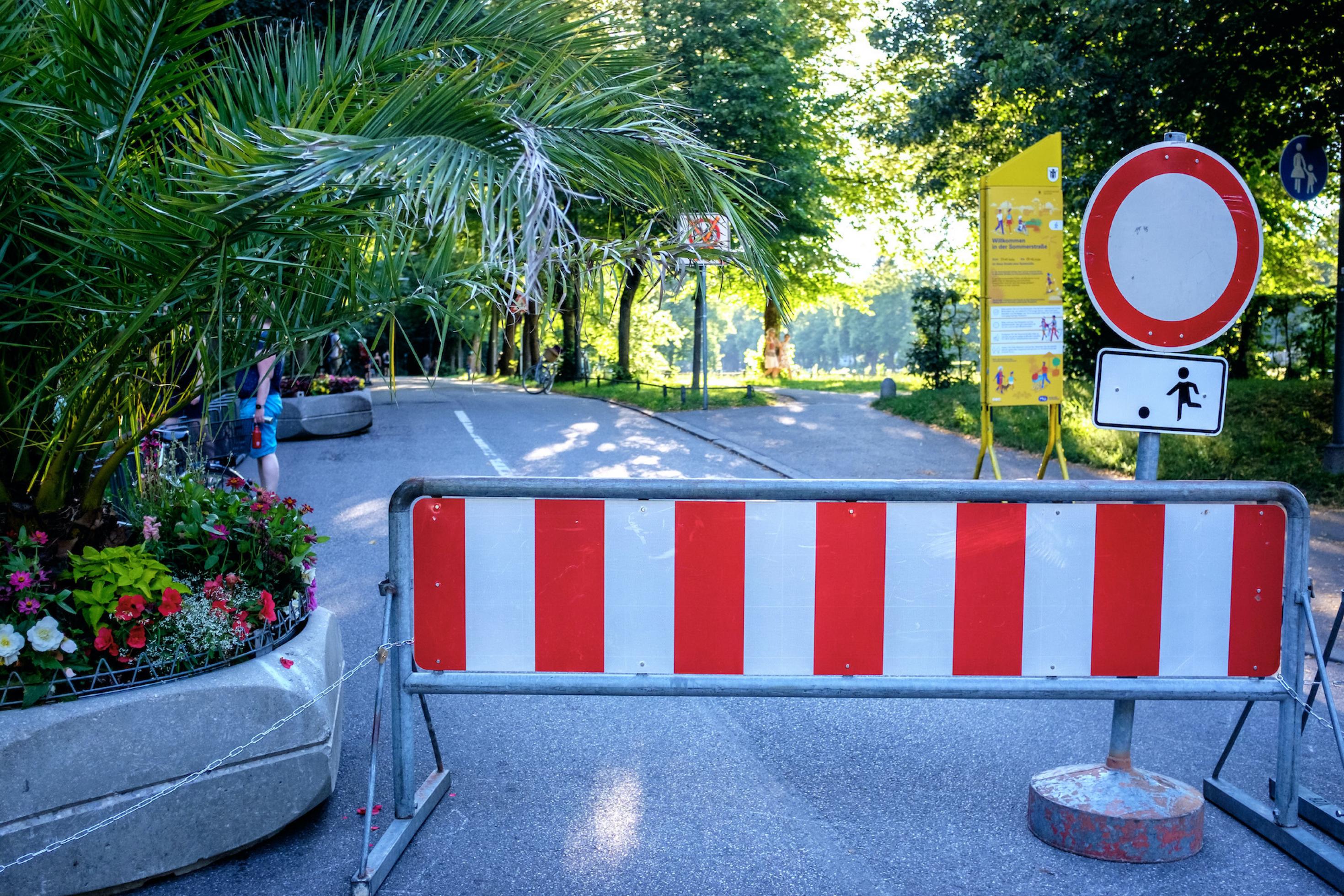 Ein rot-weißfarbener Schrankenzaun versperrt die Zufahrt zur „Südliche Auffahrtsallee“