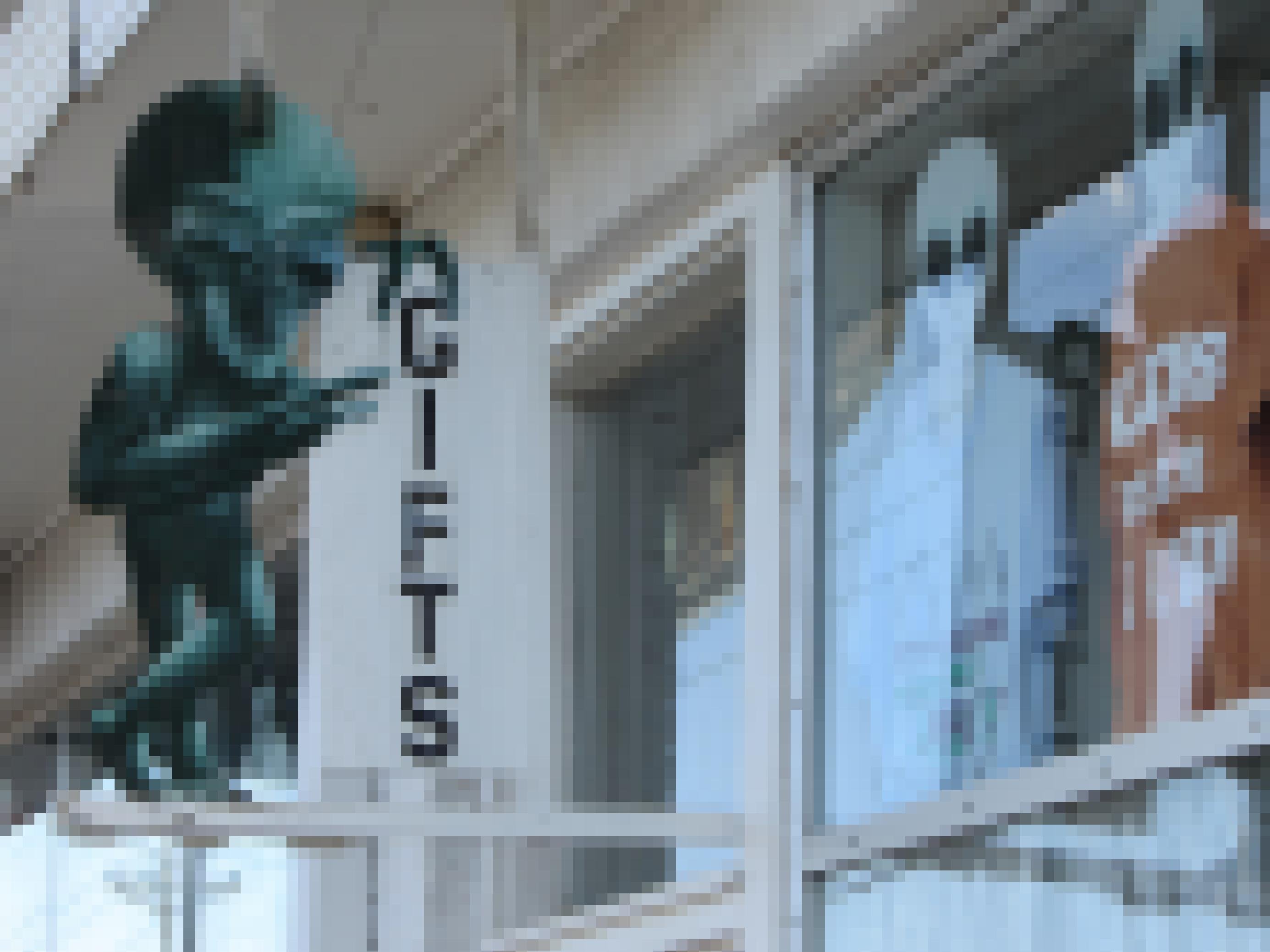 Fenster eines Souvenirshops mit Alien-Werbung.